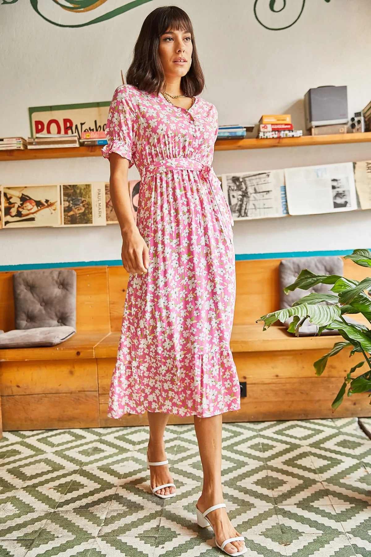 Olalook  Rosafarbenes Kleid aus gewebter Viskose mit Knöpfen und Gürtelärmeln für Damen ELB-19001524