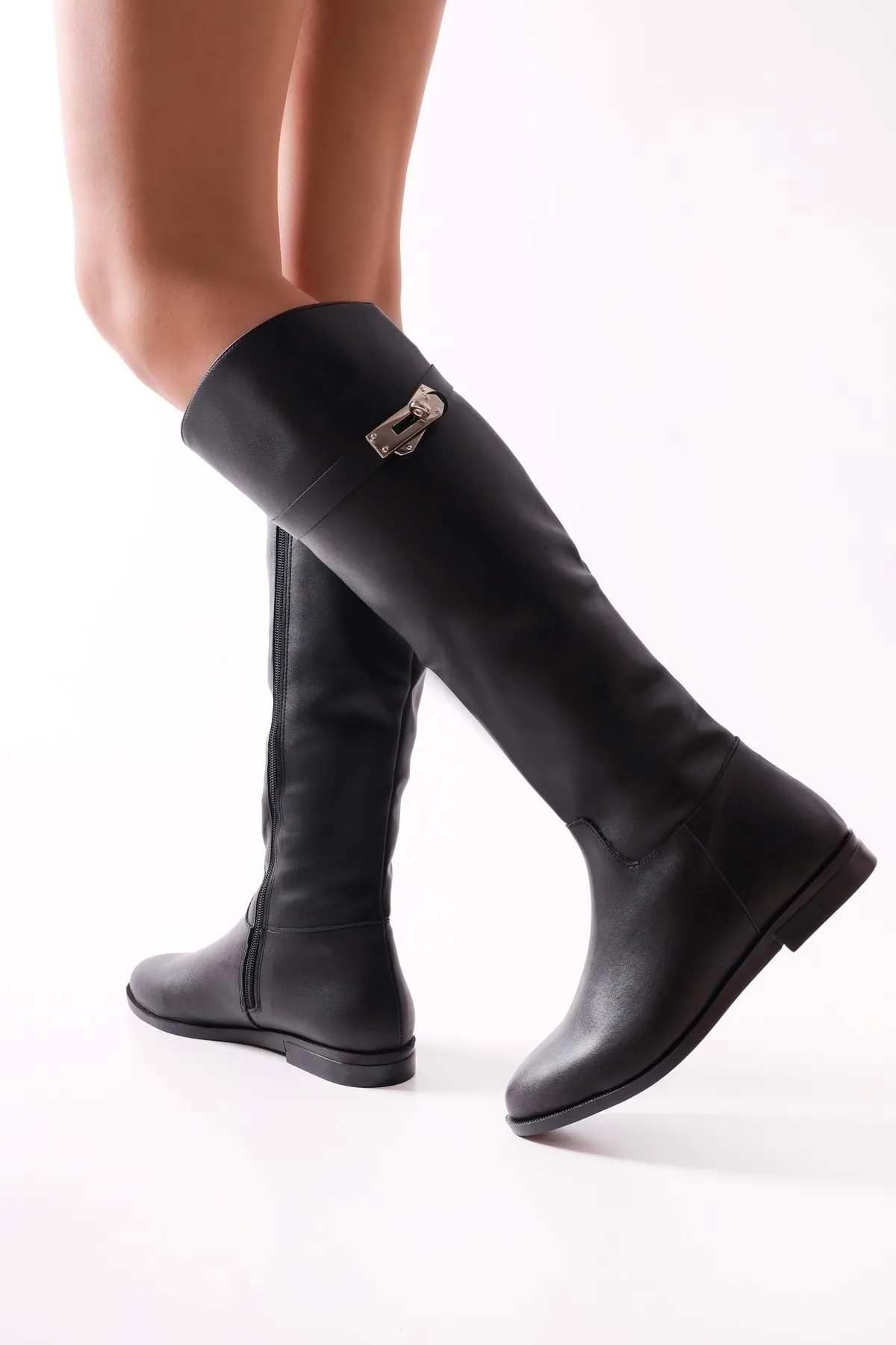 Shoeberry  Damen-Stiefel Meroni aus schwarzem Leder mit Schnalle. Schwarzes Leder