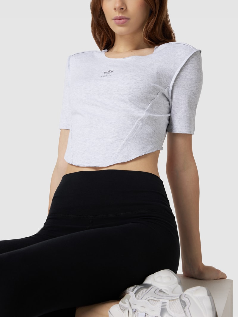 Cropped T-Shirt mit Logo-Stitching in hellgrau