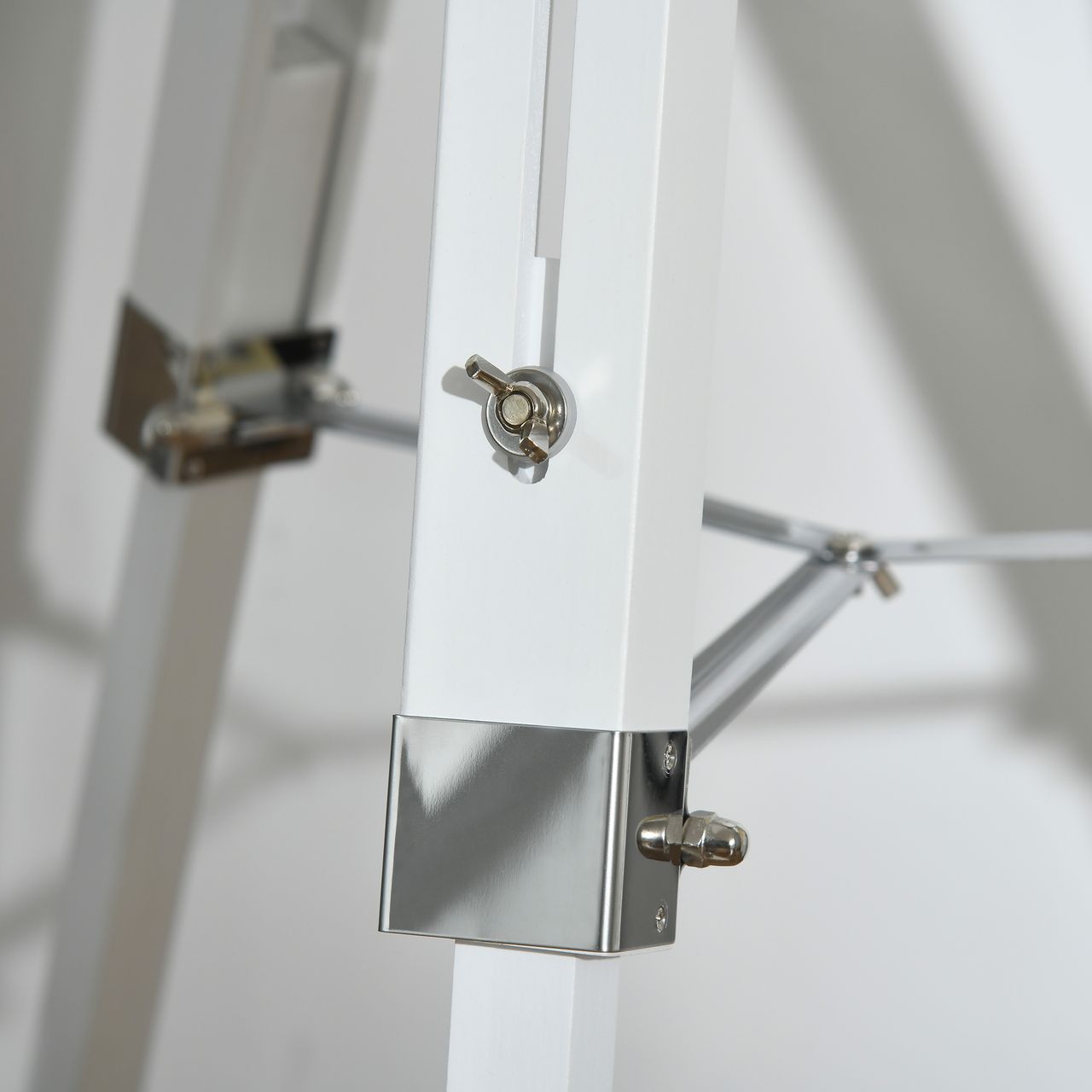 HOMCOM Stehlampe Stehleuchte mit Dreibein Stativ aus Holz 100-140 cm höhenverstellbar mit 180° Drehbarem Lampenkopf Caféleuchte Studiolampe Industrial Design Tripod Lampe 40W Weiß Stahl Kiefernholz