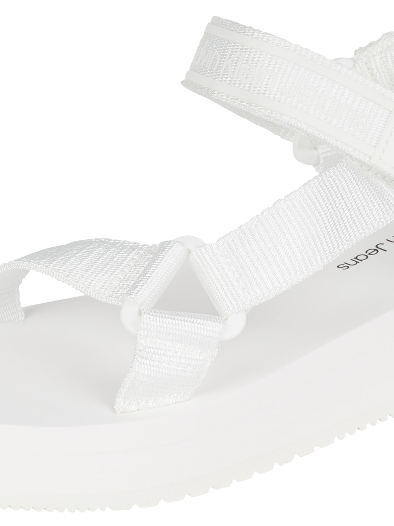Sandalen aus Textil in weiss