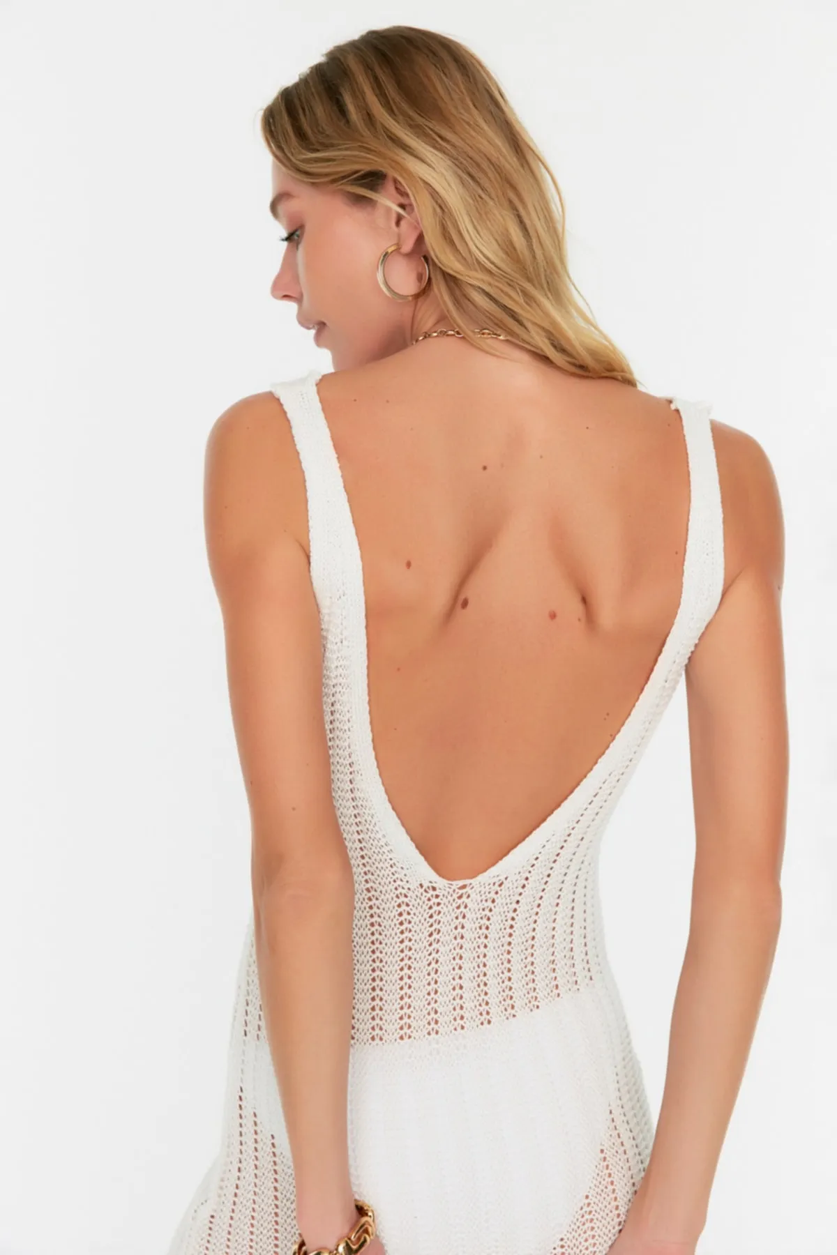 Trendyol Collection  Ecru-tailliertes Maxi-Strandkleid im gestrickten Strick-Look mit Quasten TBESS22EL2920