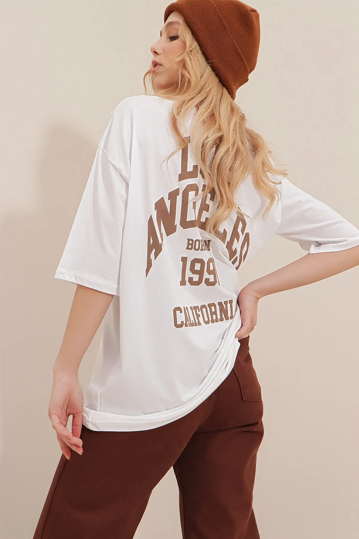 Trend Alaçatı Stili  Weißes bedrucktes Oversize-T-Shirt für Damen mit Rundhalsausschnitt ALC-X9560