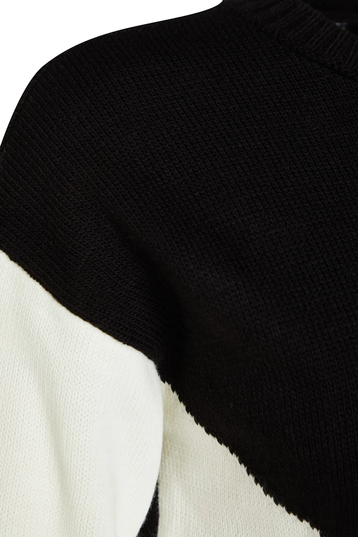 Trendyol Modest  Schwarzer Farbblock-Strickpullover TCTAW24AK00008