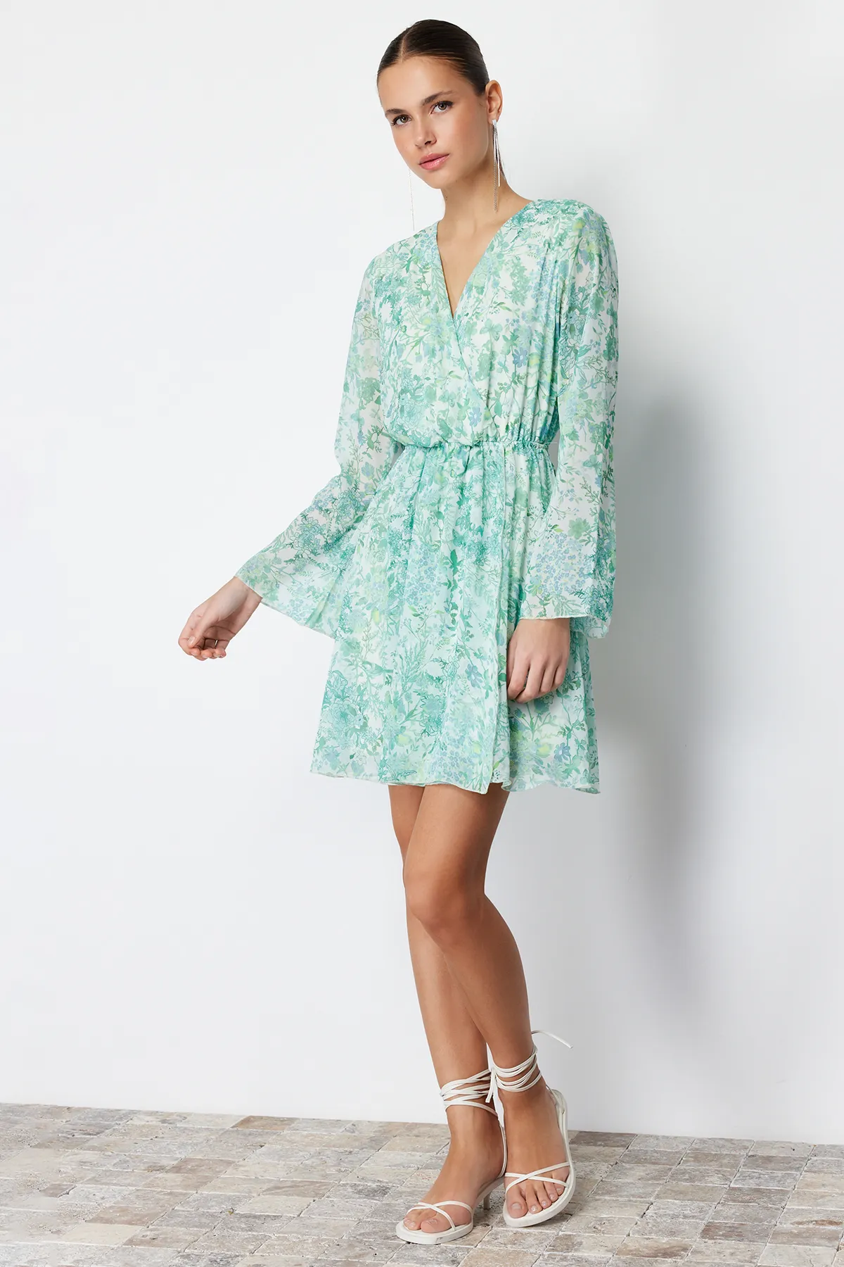 Trendyol Collection  Grünes, geblümtes Mini-Webkleid mit Chiffon-Futter und Taillenöffnung TWOSS24EL00642