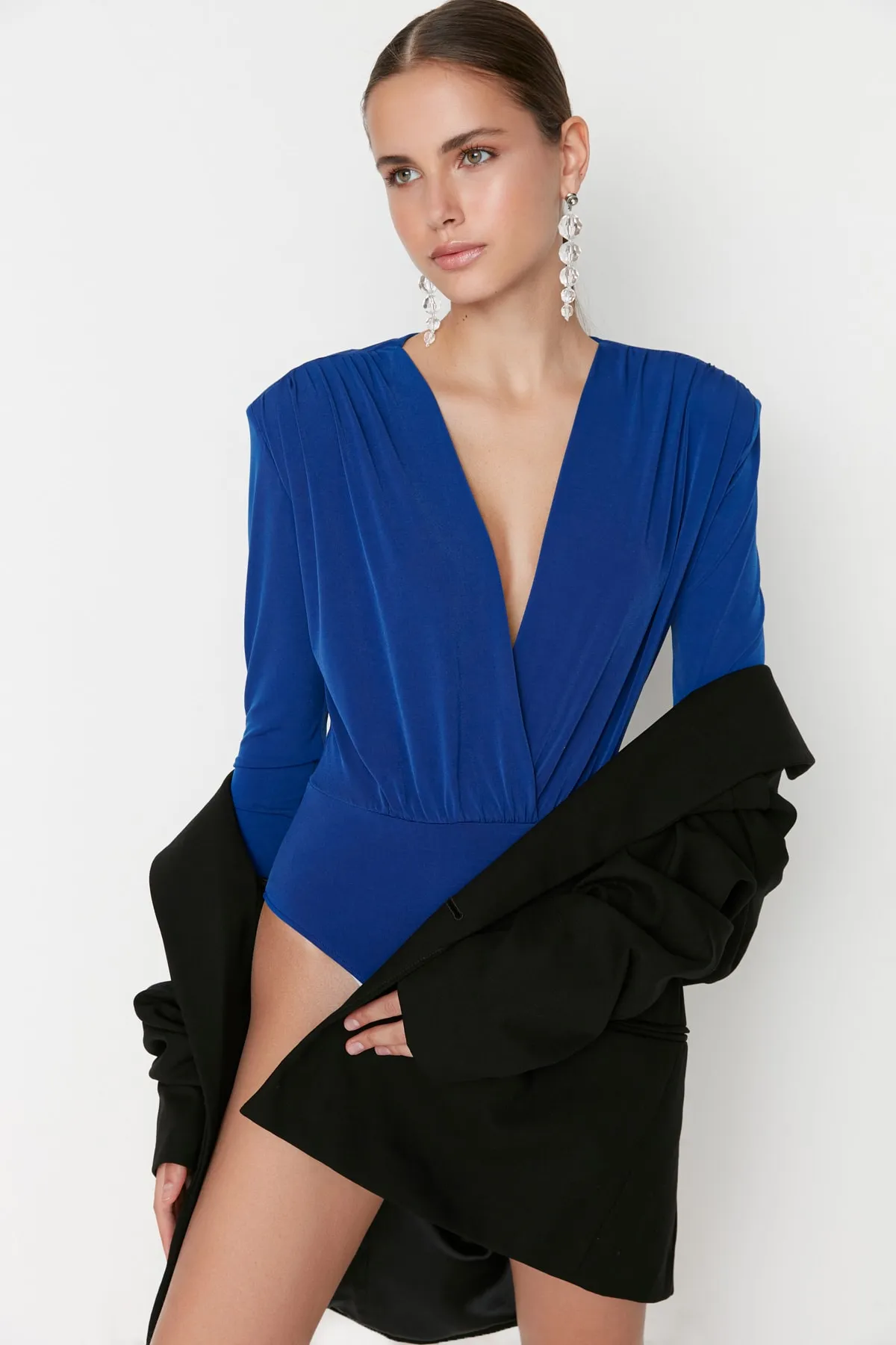 Trendyol Collection  Saks Zweireihiger Strick-Bodysuit mit V-Ausschnitt TPRAW22BD0161