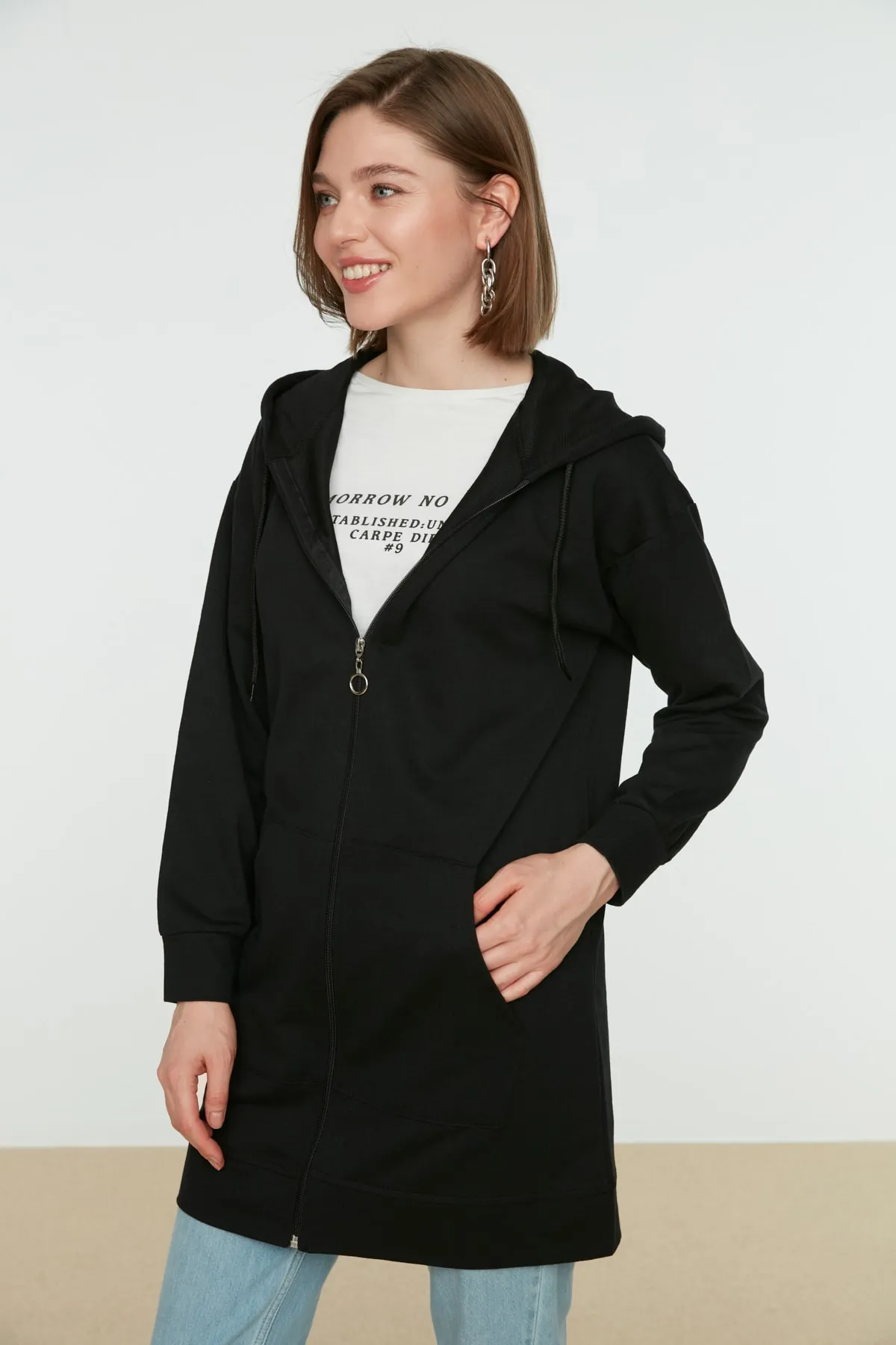 Trendyol Modest  Schwarzer Basic-Sweatshirt-Cardigan mit Kapuze und Reißverschluss, weiter Passform, Oversize-Sweatshirt TCTAW22TW0137