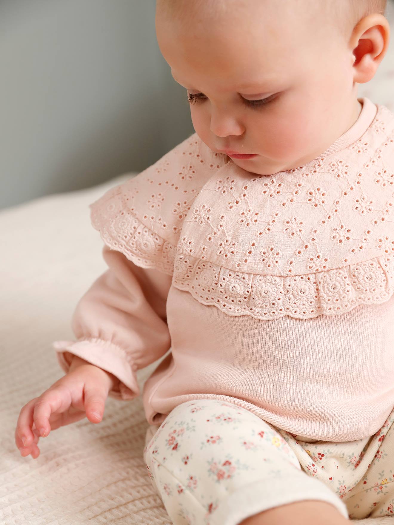 Sweat bébé encolure en broderie anglaise rose poudré