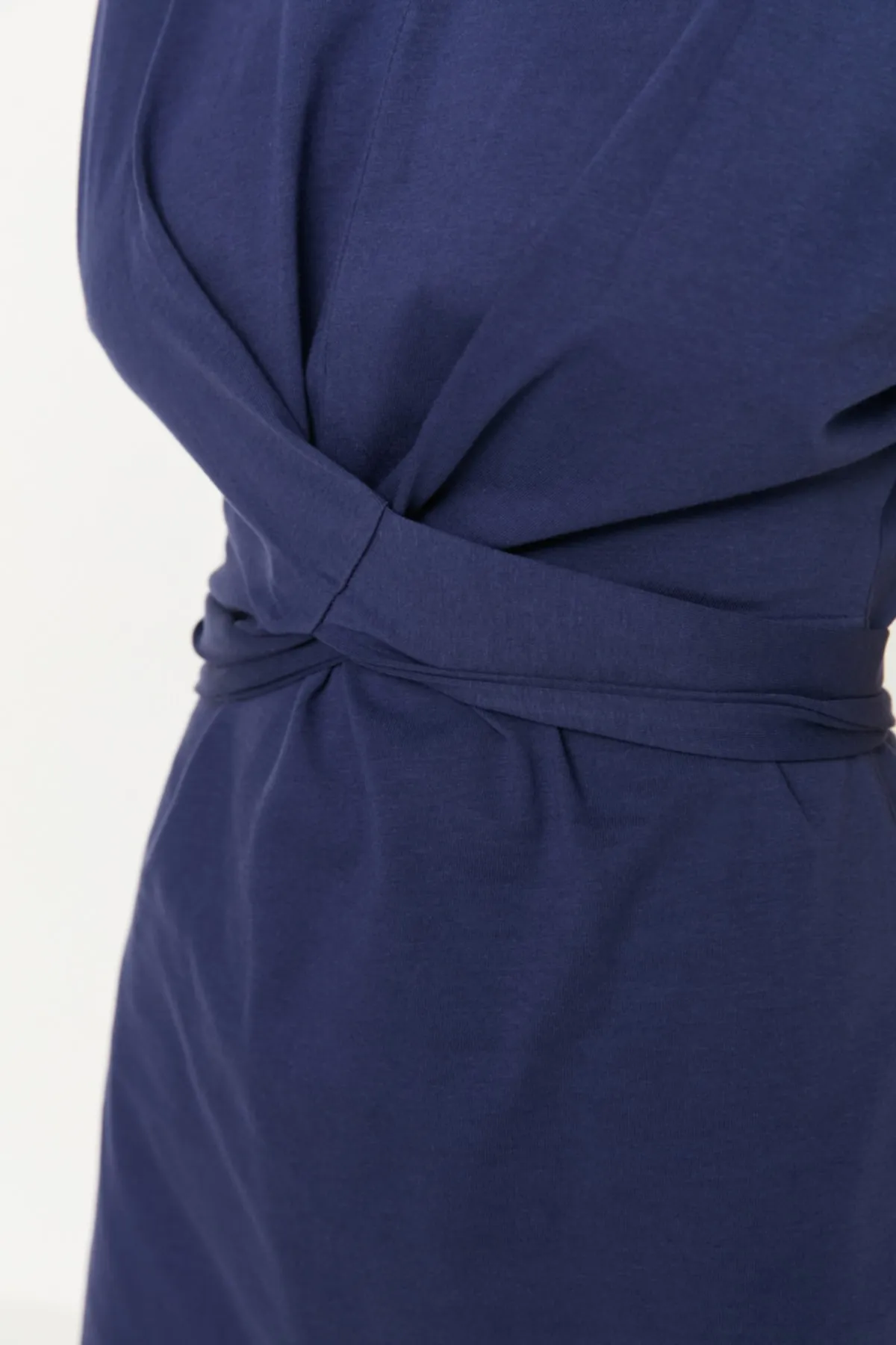 Trendyol Collection  Indigoblaues, tailliertes Midi-Bleistiftkleid aus 100 % Baumwolle mit Schlitz und Bindedetail TWOSS21EL0404