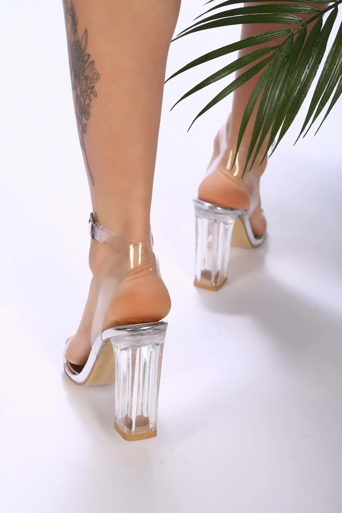 Shoeberry  Silberne transparente Damenschuhe mit Absatz
