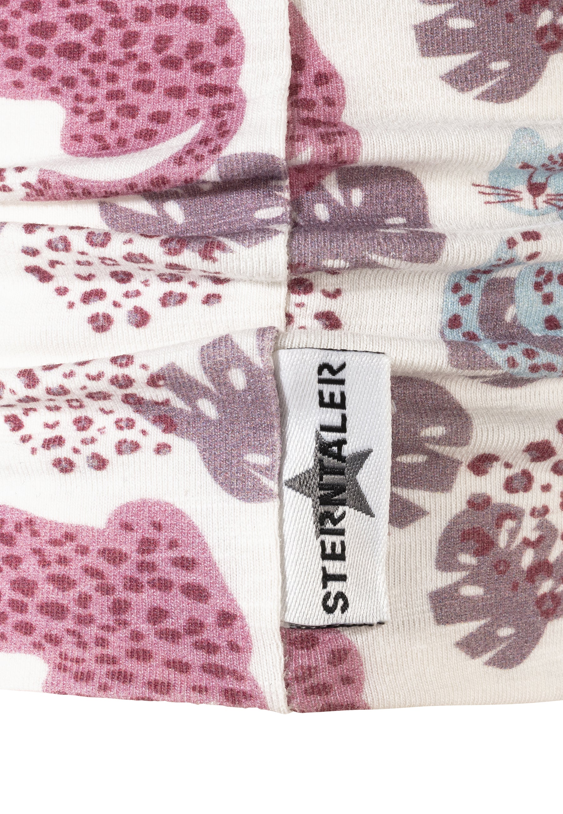 Beanie bedruckt mit Leoparden und Blättern in ecru