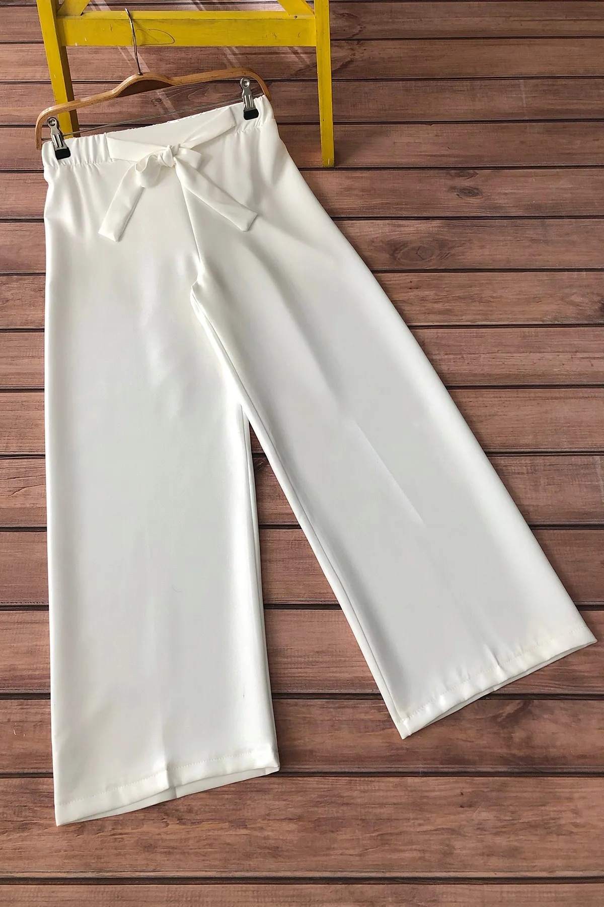 MODAQU  Weiße Damenhose mit weitem Bein und Gürtel