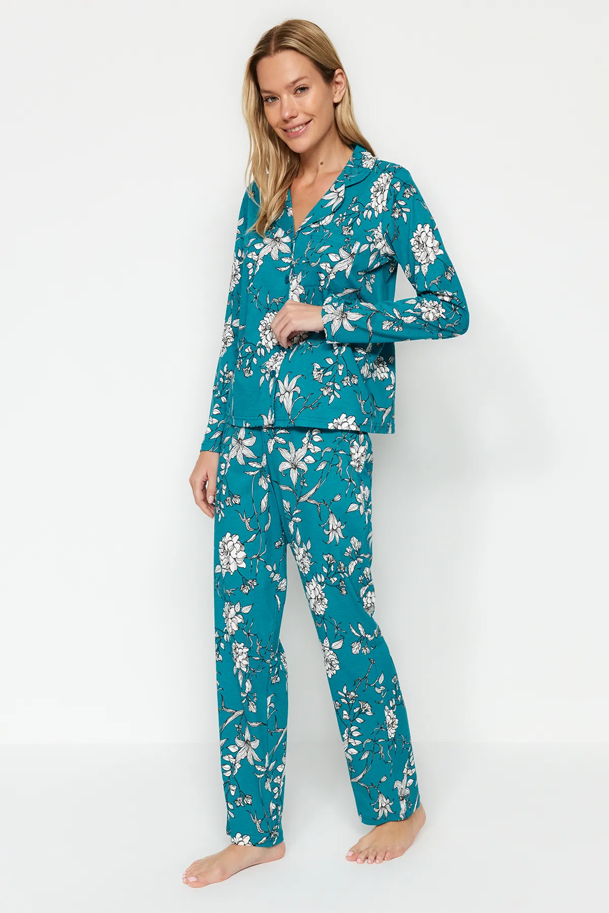 Trendyol Collection  Petrolfarbenes Pyjama-Set aus Hemd und Hose aus 100 % Baumwolle mit Blumenmuster THMAW24PT00133