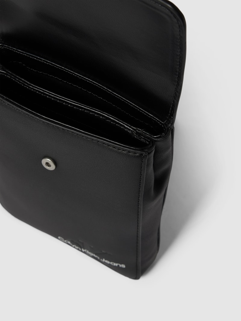 Umhängetasche mit Label-Details in schwarz