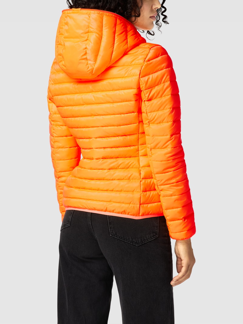 Steppjacke mit Label-Patch Modell 'KYLA' in neon orange