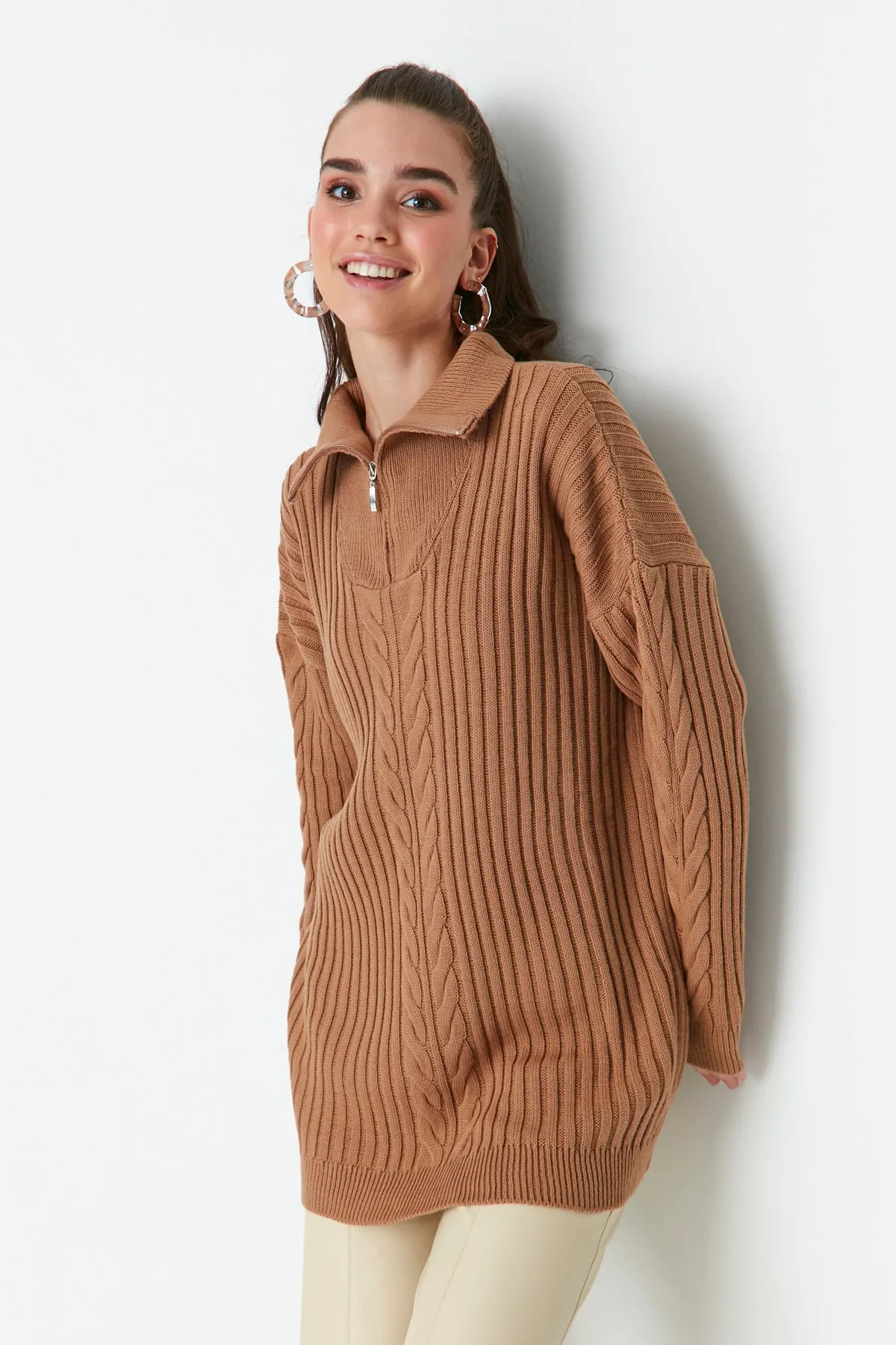 Trendyol Modest  Camel Selanik Strickpullover mit Reißverschluss TCTAW23AK00017
