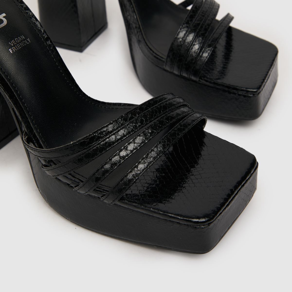 Schuh Skylar – Svarta höga klackar med ormskinnsmönster och fyrkantig tå