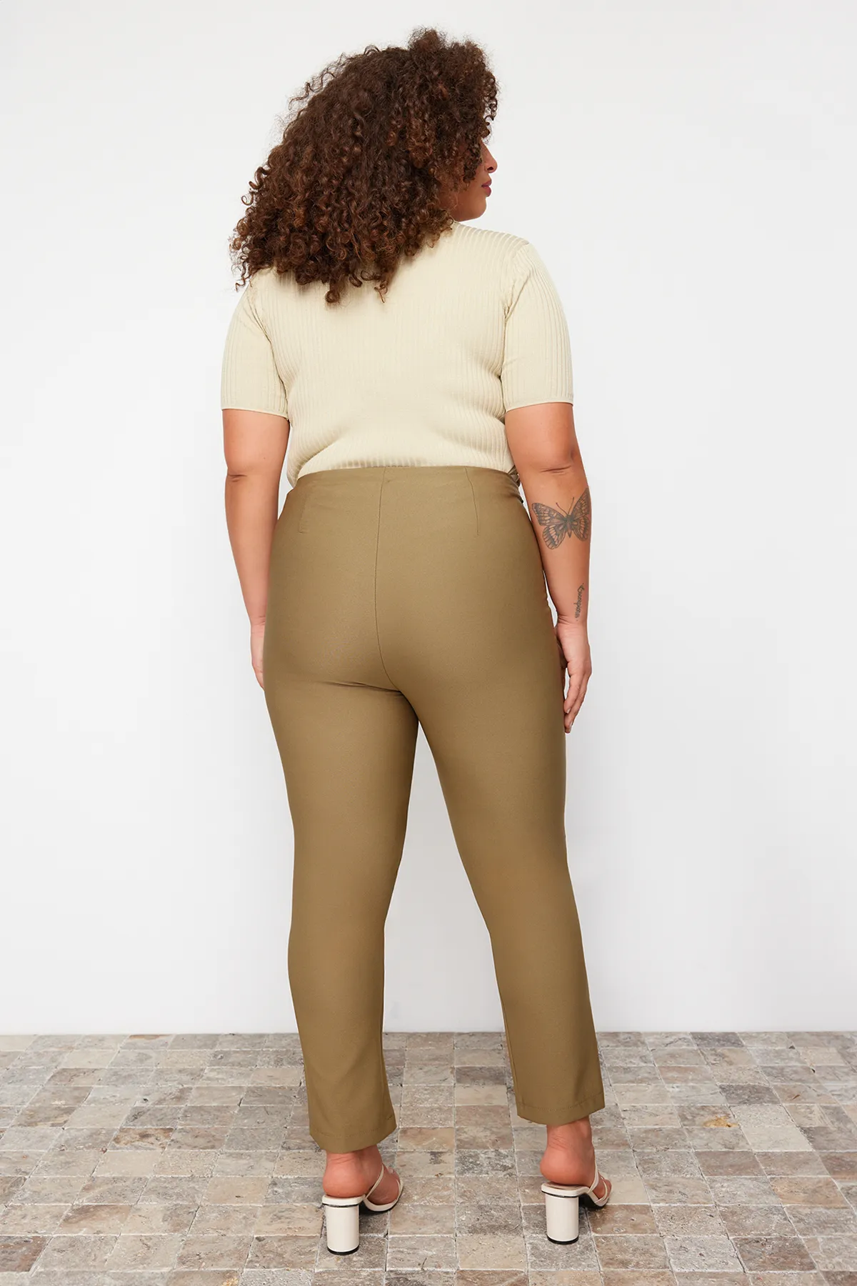 Trendyol Curve  Khakifarbene Zigarettenhose aus Webstoff TBBAW23AR00015