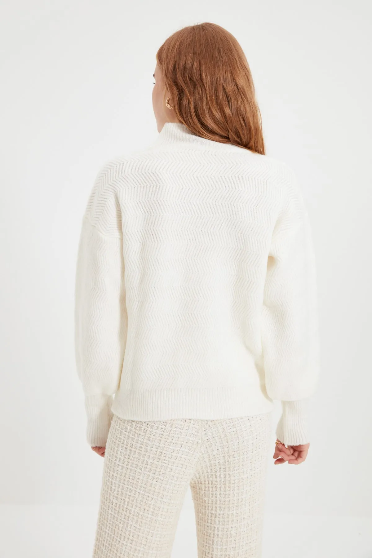 Trendyol Collection  Ecrufarbener, weich strukturierter Basic-Strickpullover TWOAW21KZ0204