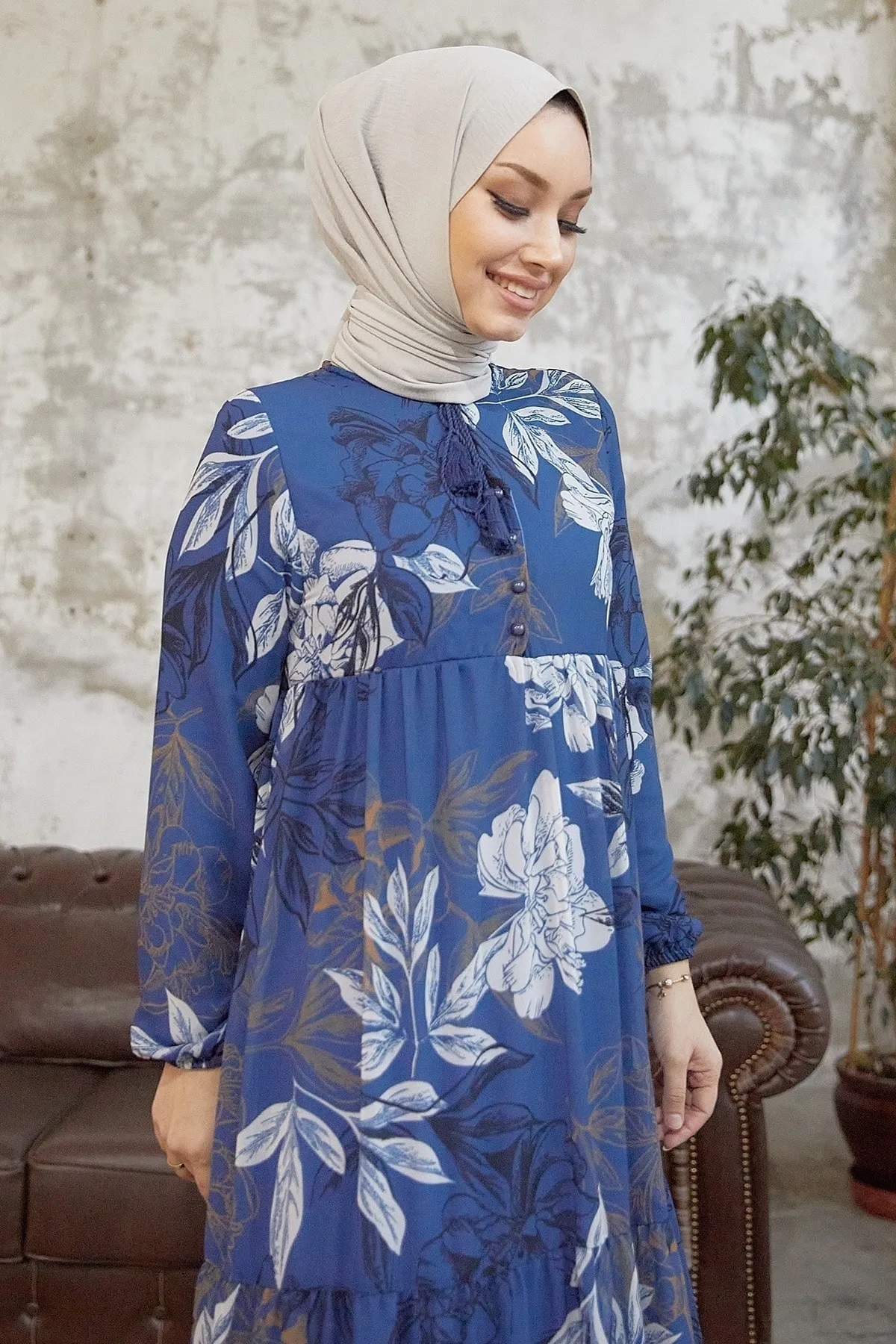 InStyle  Jalya Chiffonkleid mit geknöpftem Kragen und Schnürung – Indigo