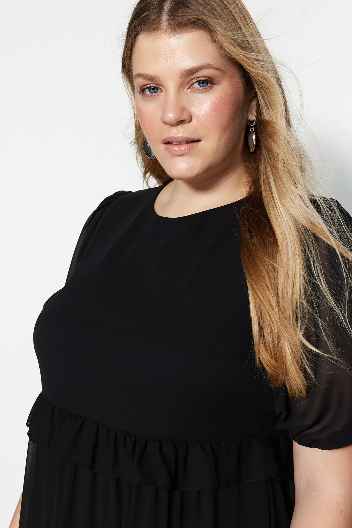 Trendyol Curve  Schwarzes, detailliertes Webkleid aus Tüll TBSSS23AH00056
