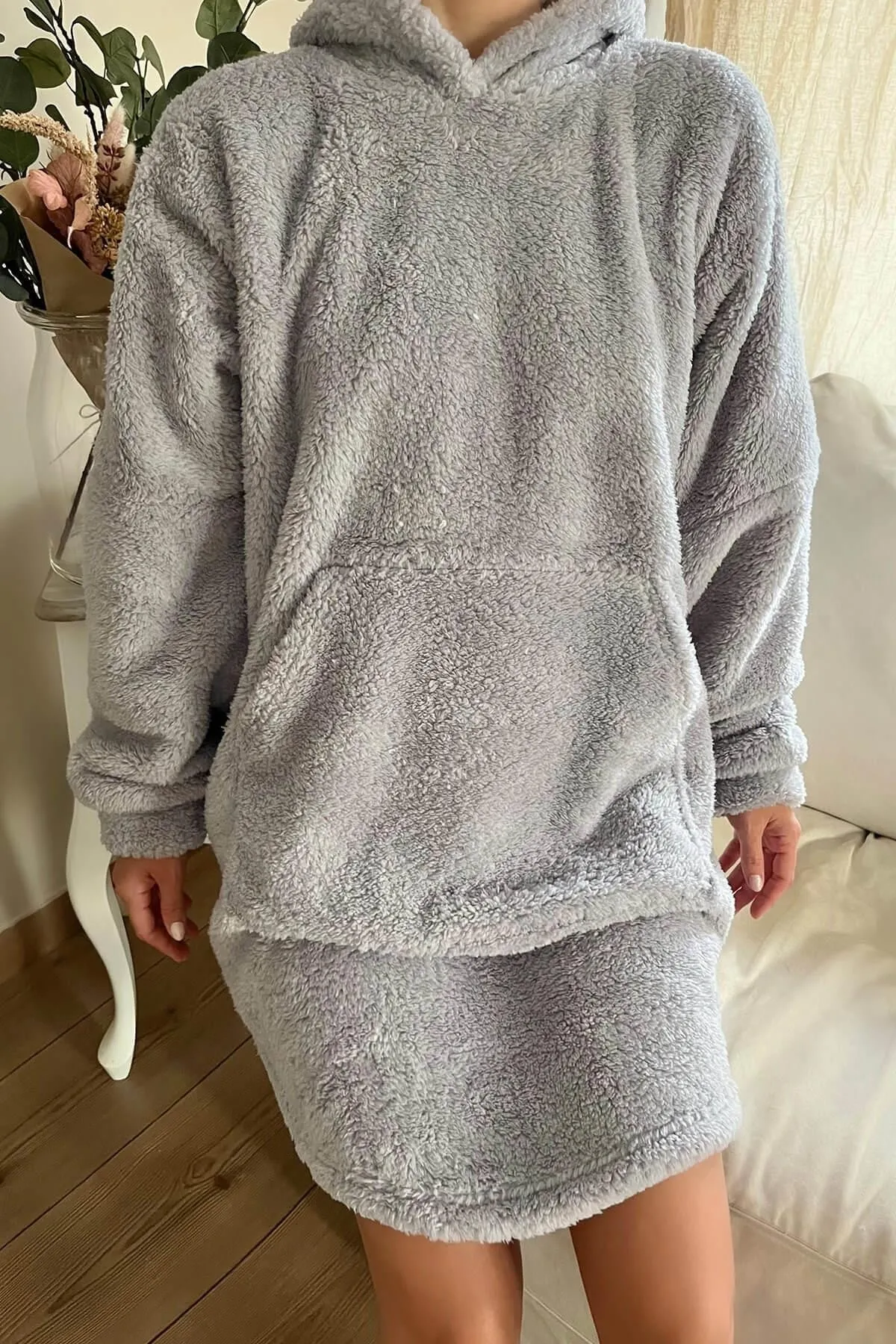Pijamaevi  Grauer, übergroßer Sweat-Poncho-Pyjama aus Vollplüsch mit Kapuze