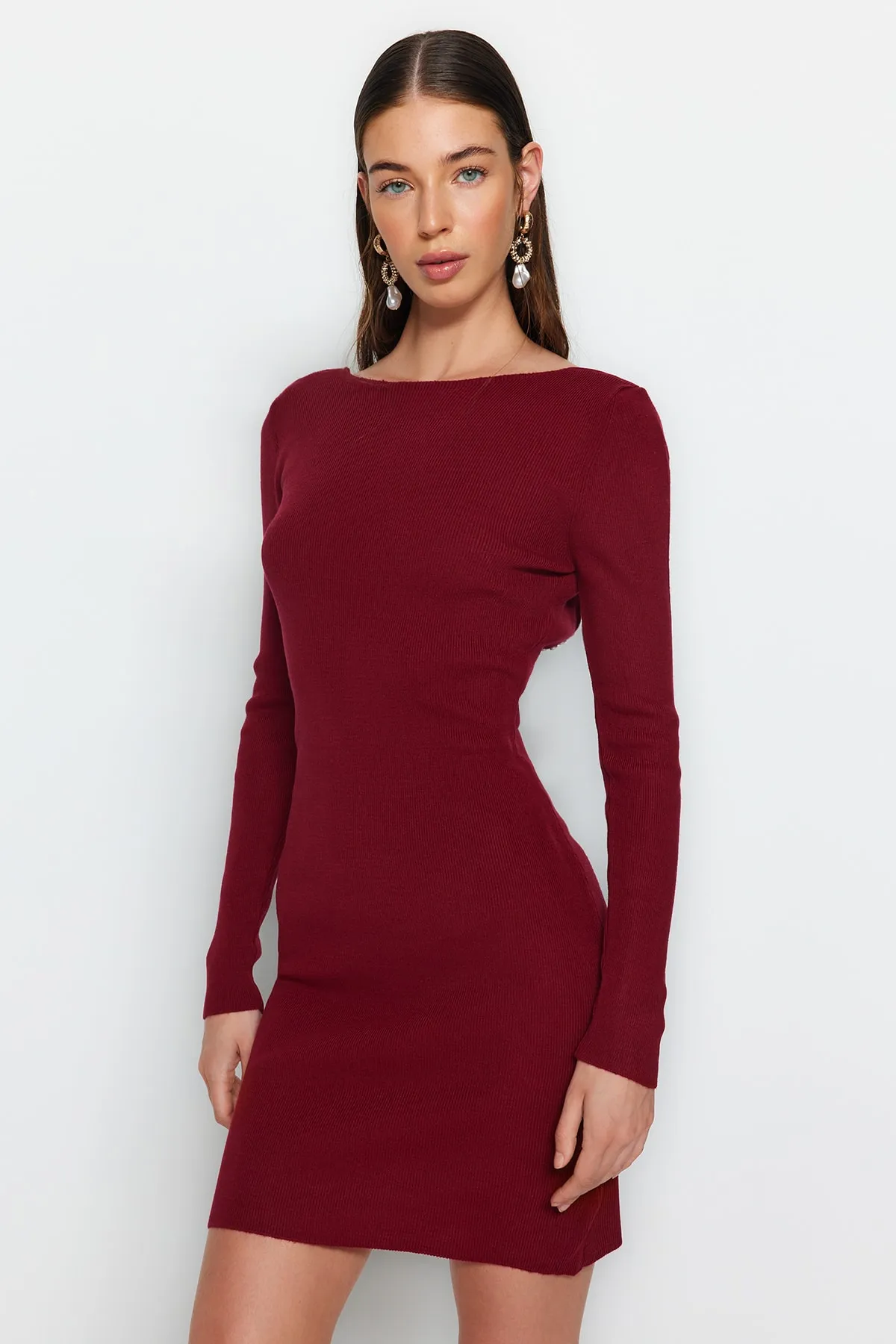 Trendyol Collection  Weinrotes, figurbetontes Mini-Strickkleid mit Rückendetail TWOAW24EL00089