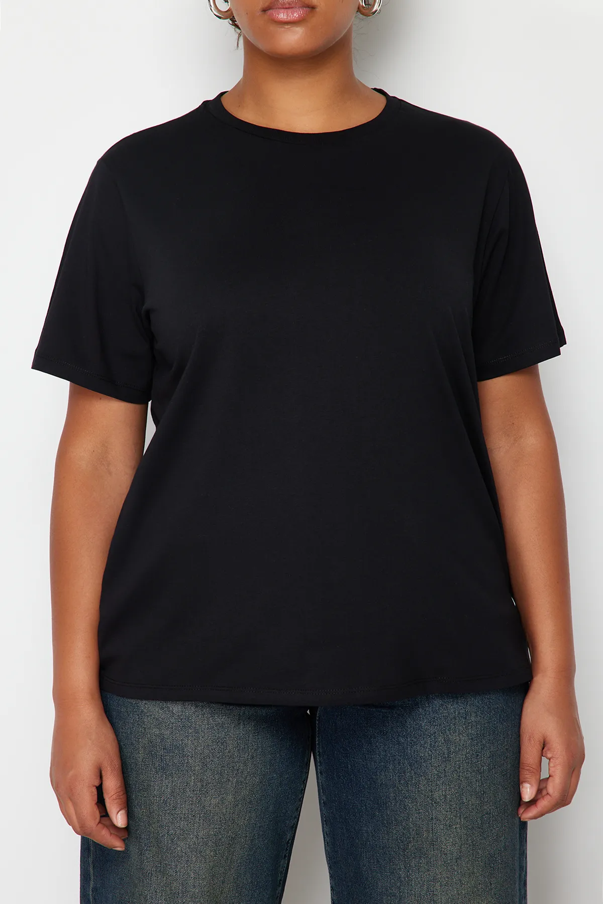 Trendyol Curve  Schwarzes Strick-T-Shirt mit Knopfdetail TBBSS24BF00000