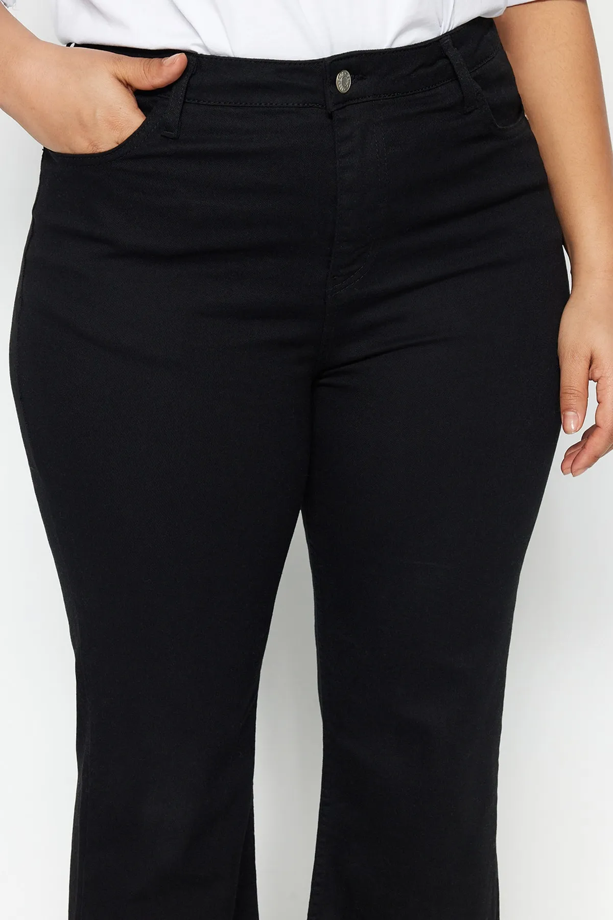 Trendyol Curve  Schwarze, lichtechte High-Waist-Jeans in Culotte-Passform mit kurzem Bein TBSSS23AR00014