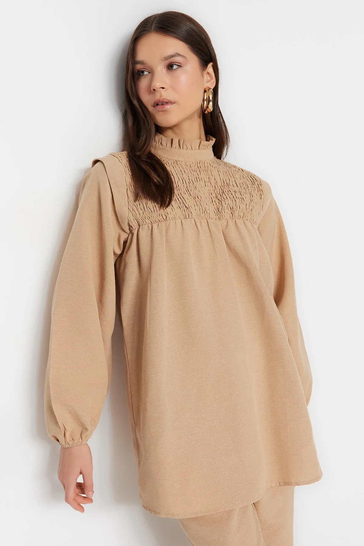 Trendyol Modest  Beiges Tunika-Hosen-Set mit Gipe-Detail in Leinenoptik TCTSS23US00075