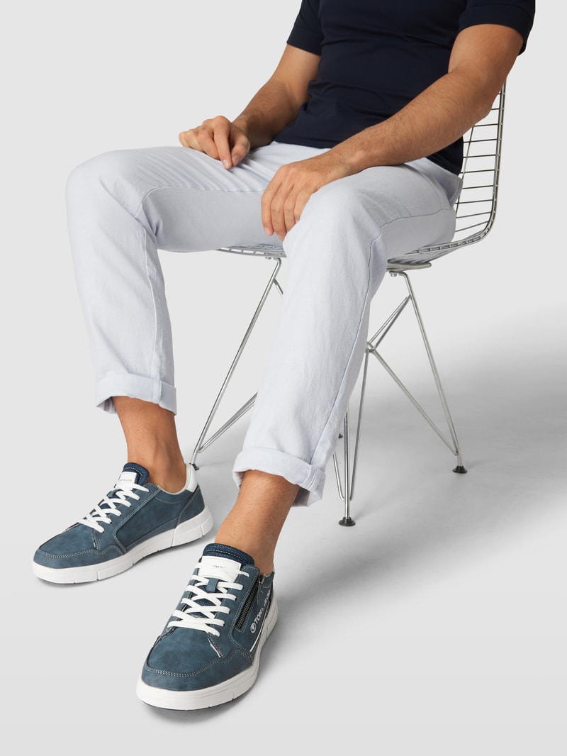 Sneaker mit Label-Details in blau