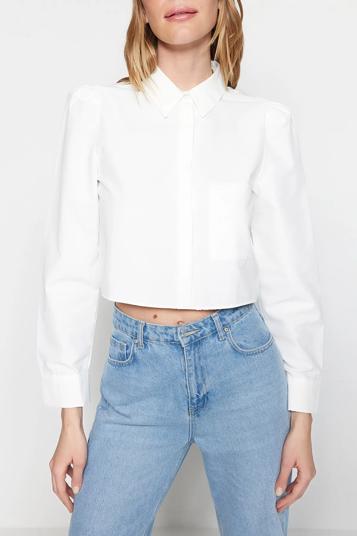Trendyol Collection  Ecrufarbenes gewebtes Hemd – Crop Cut, Regular Fit TWOSS23GO00117
