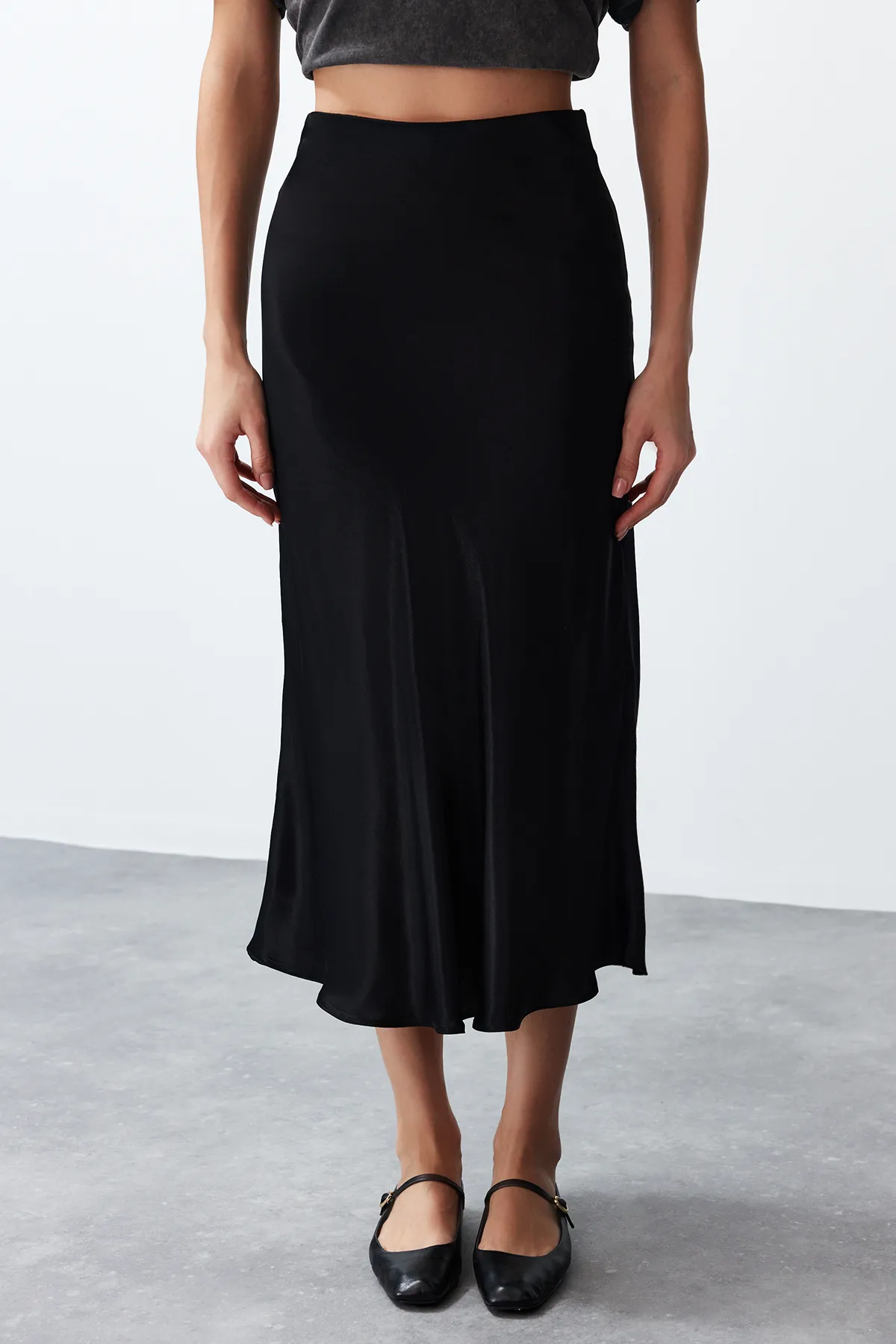 Trendyol Collection  Schwarzer Midirock in A-Linie aus Satin - TWOSS24ET00162