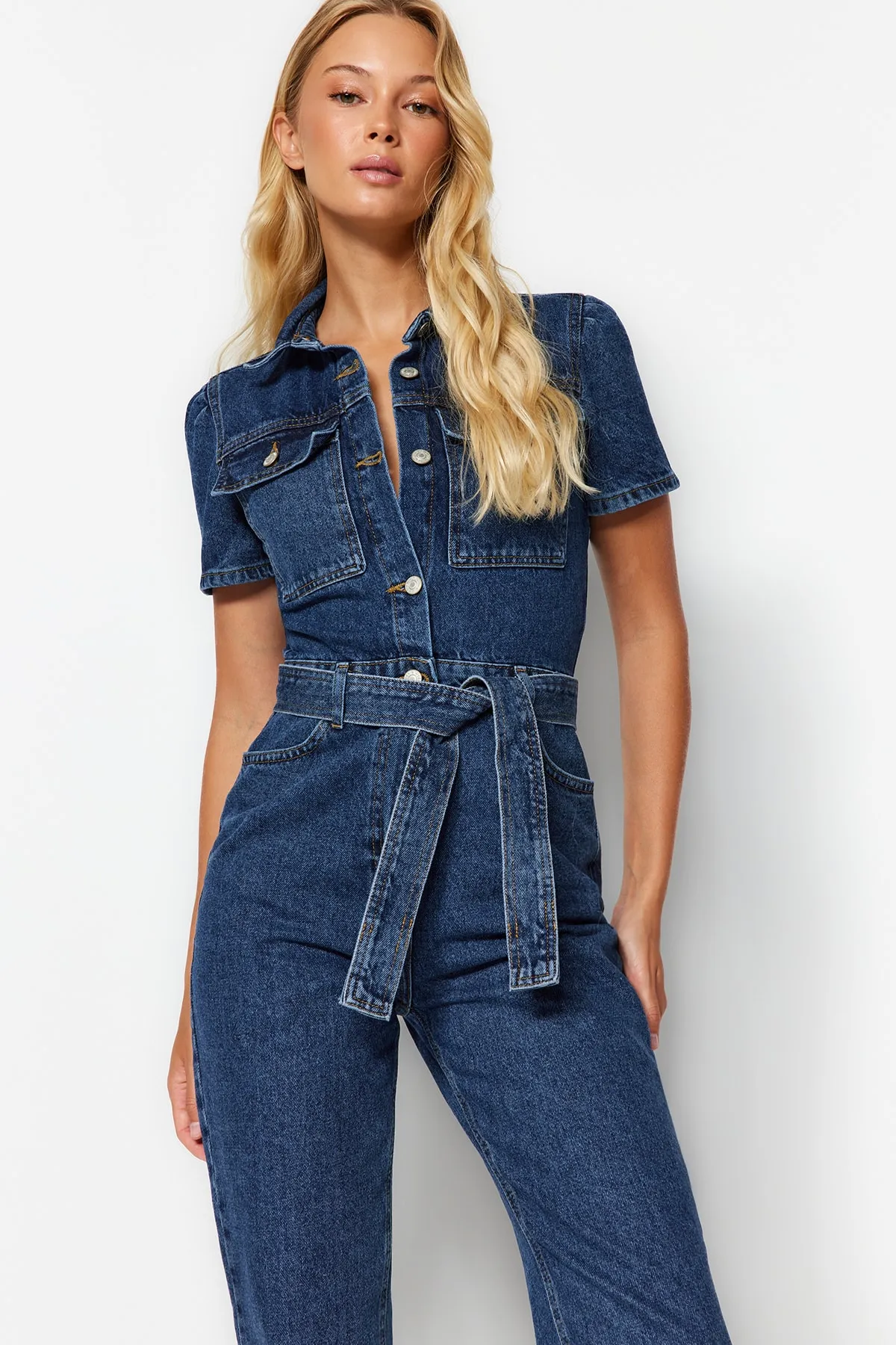 Trendyol Collection  Blauer Jeans-Jumpsuit mit Gürtel TWOSS20TU0156