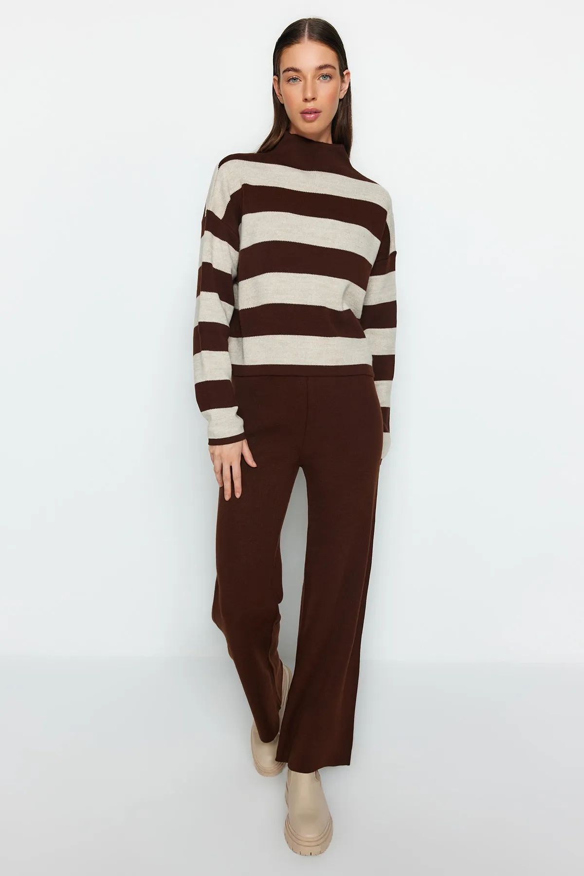Trendyol Collection  Braunes, weit geschnittenes Strickoberteil und -unterteil-Set TWOAW24AU00020