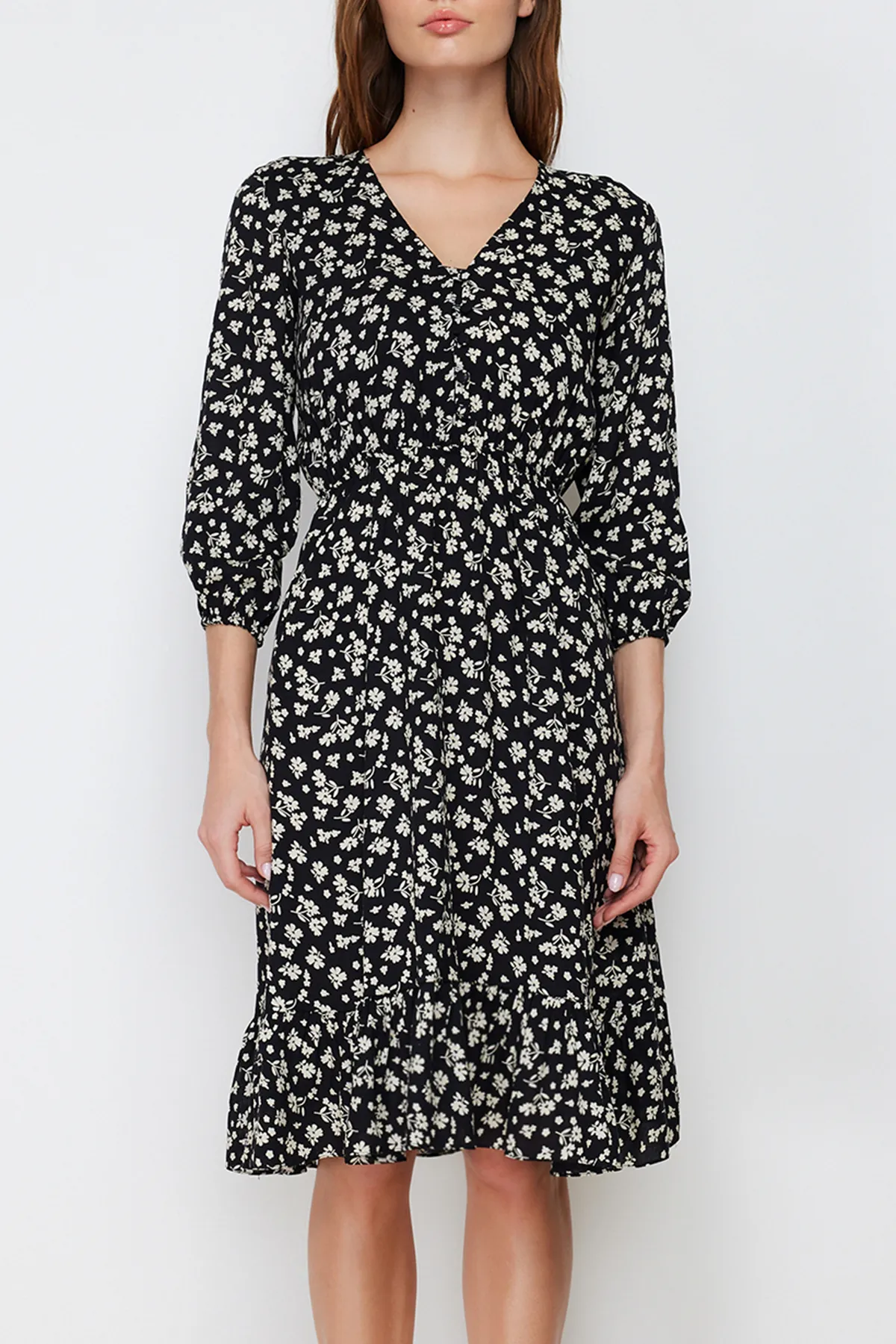 Trendyol Collection  Schwarzes, geblümtes, gewebtes Kleid mit Knöpfen TWOSS20EL0577