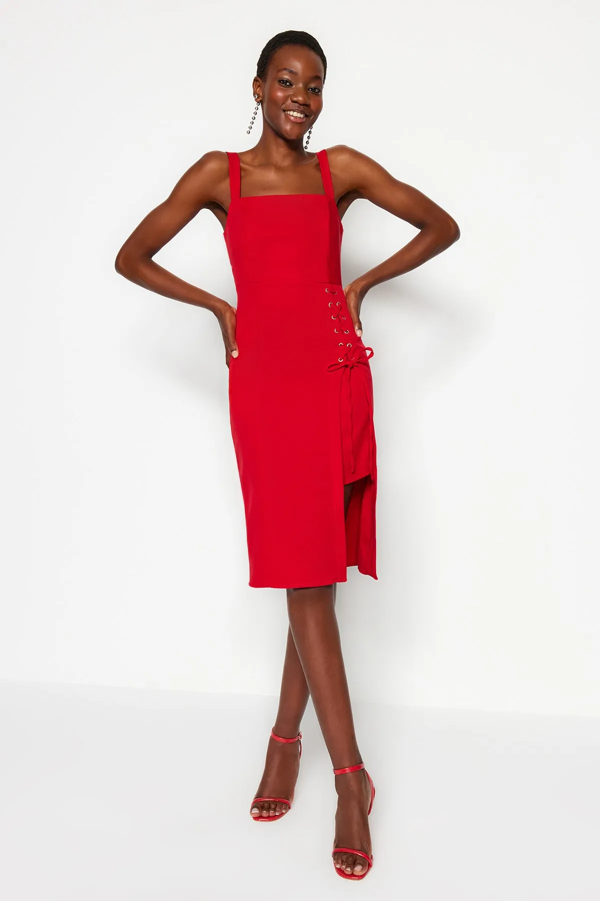 Trendyol Collection  Rotes, körperbetontes Midi-Webkleid mit Ösen, Schlitz und quadratischem Kragen TWOSS19EL0079