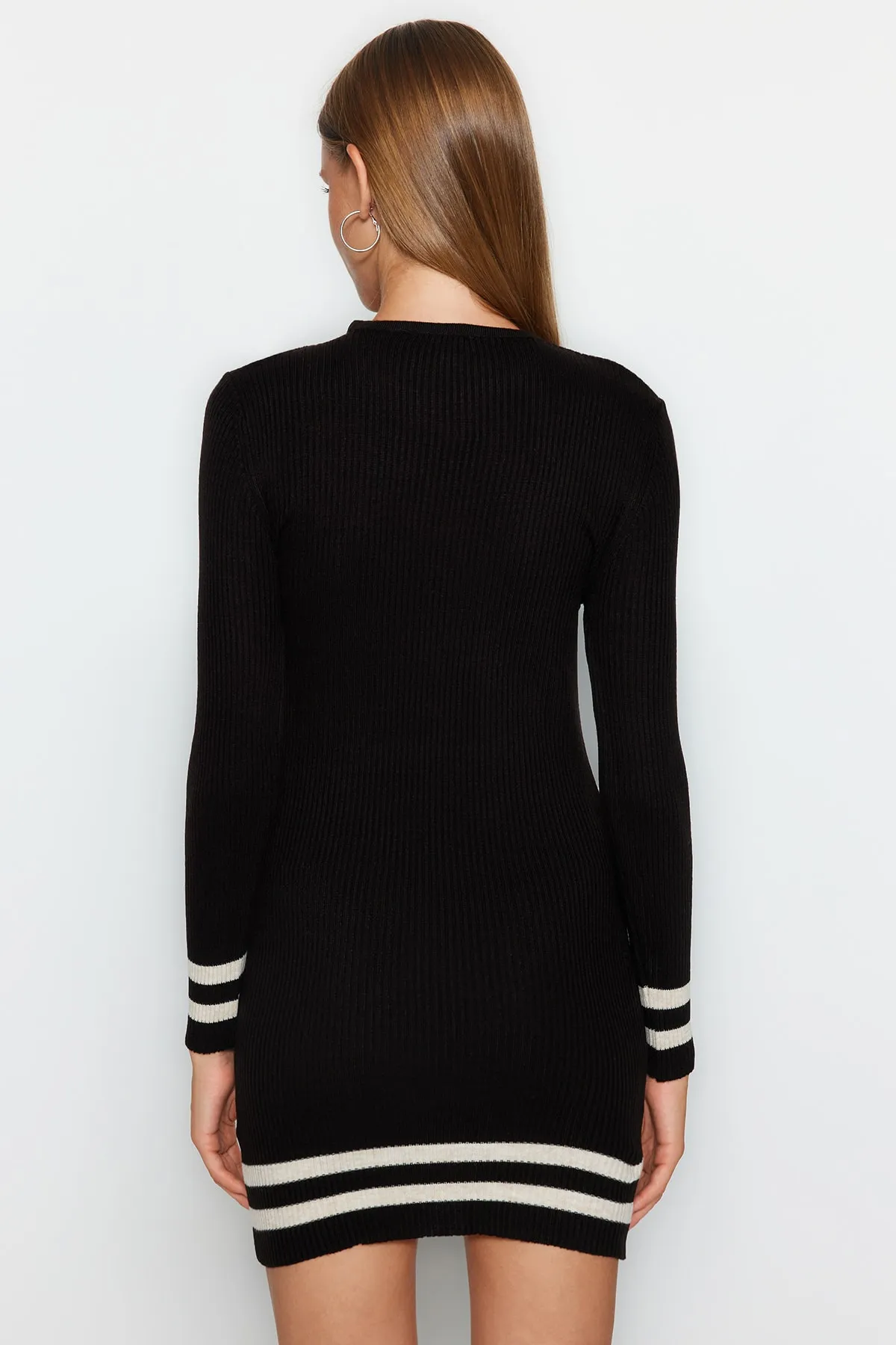 Trendyol Collection  Braunes Mini-Strickkleid mit gestreiftem Saum TWOAW20EL1274