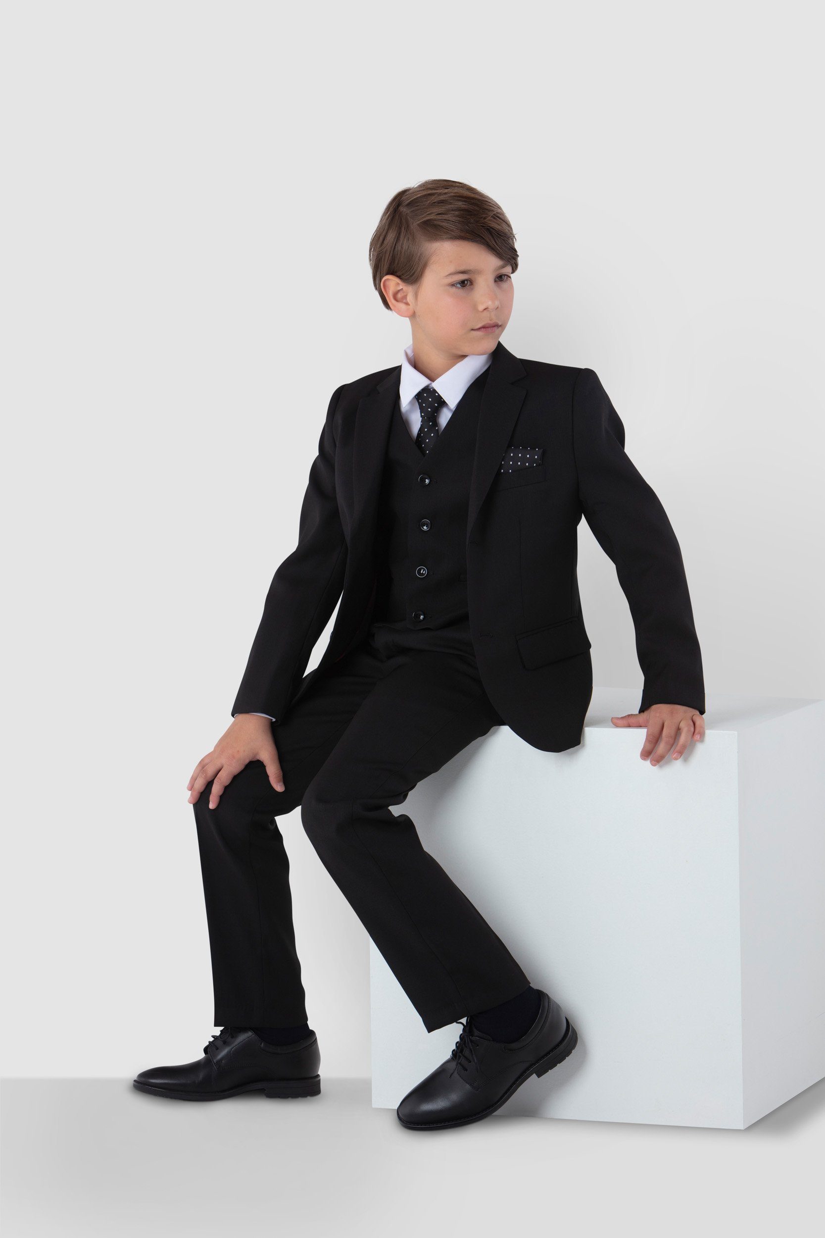 Melli-Trends Kinderanzug Kommunionanzug Jungen Anzug 6-teilig in Schwarz (Set: Sakko, Weste, Hemd, Hose, Krawatte und Einstecktuch) festlich, elegant