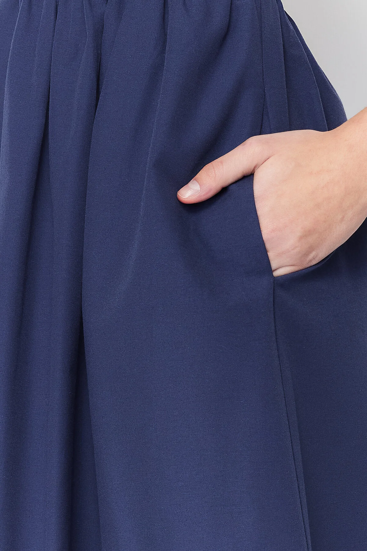 Trendyol Collection  Midi-Korsett-Webkleid mit Indigo-Taille und Nähdetail TWOSS24EL00038