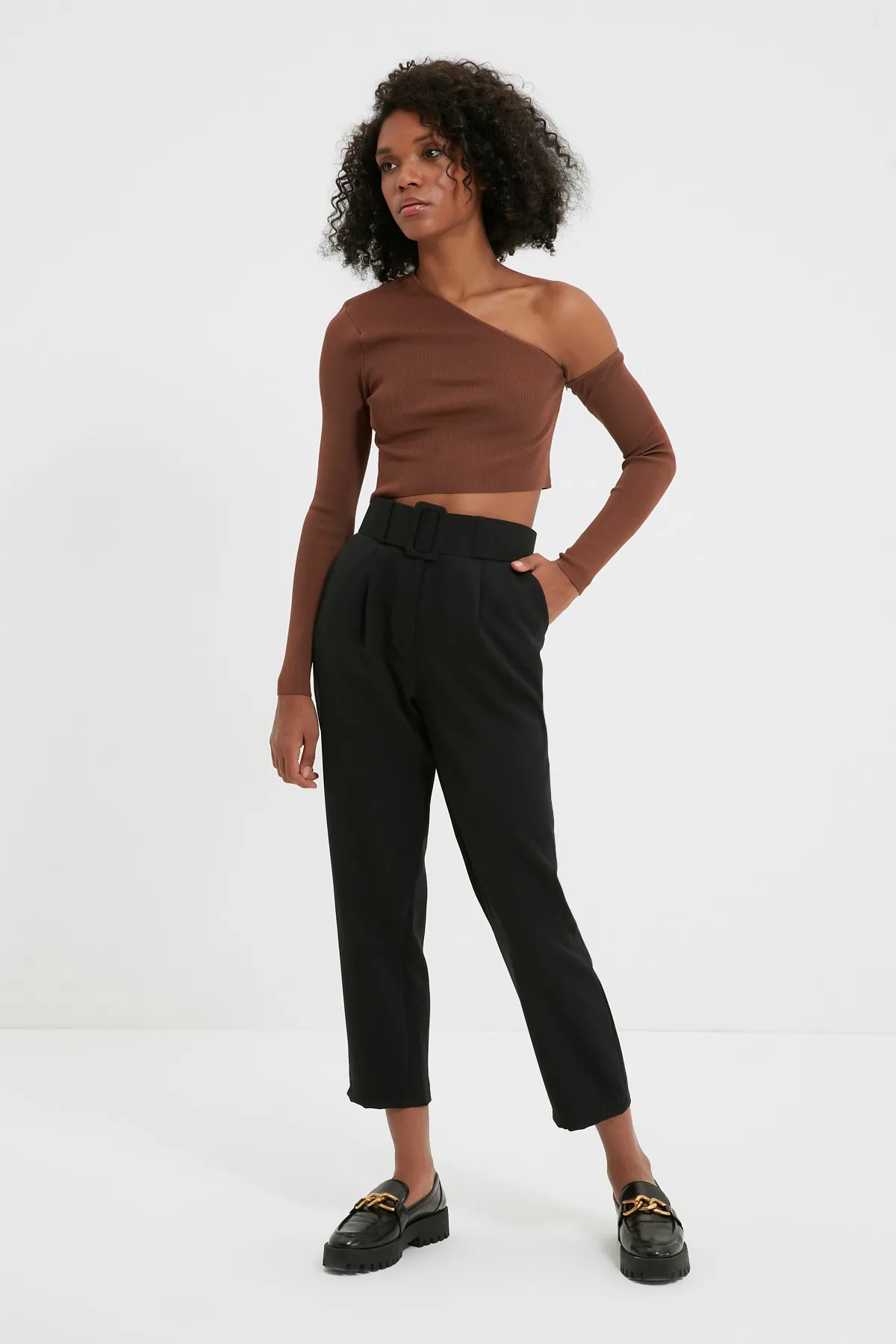 Trendyol Collection  Schwarze, gewebte Karottenhose mit Gürtel und Falten TWOSS19BB0468