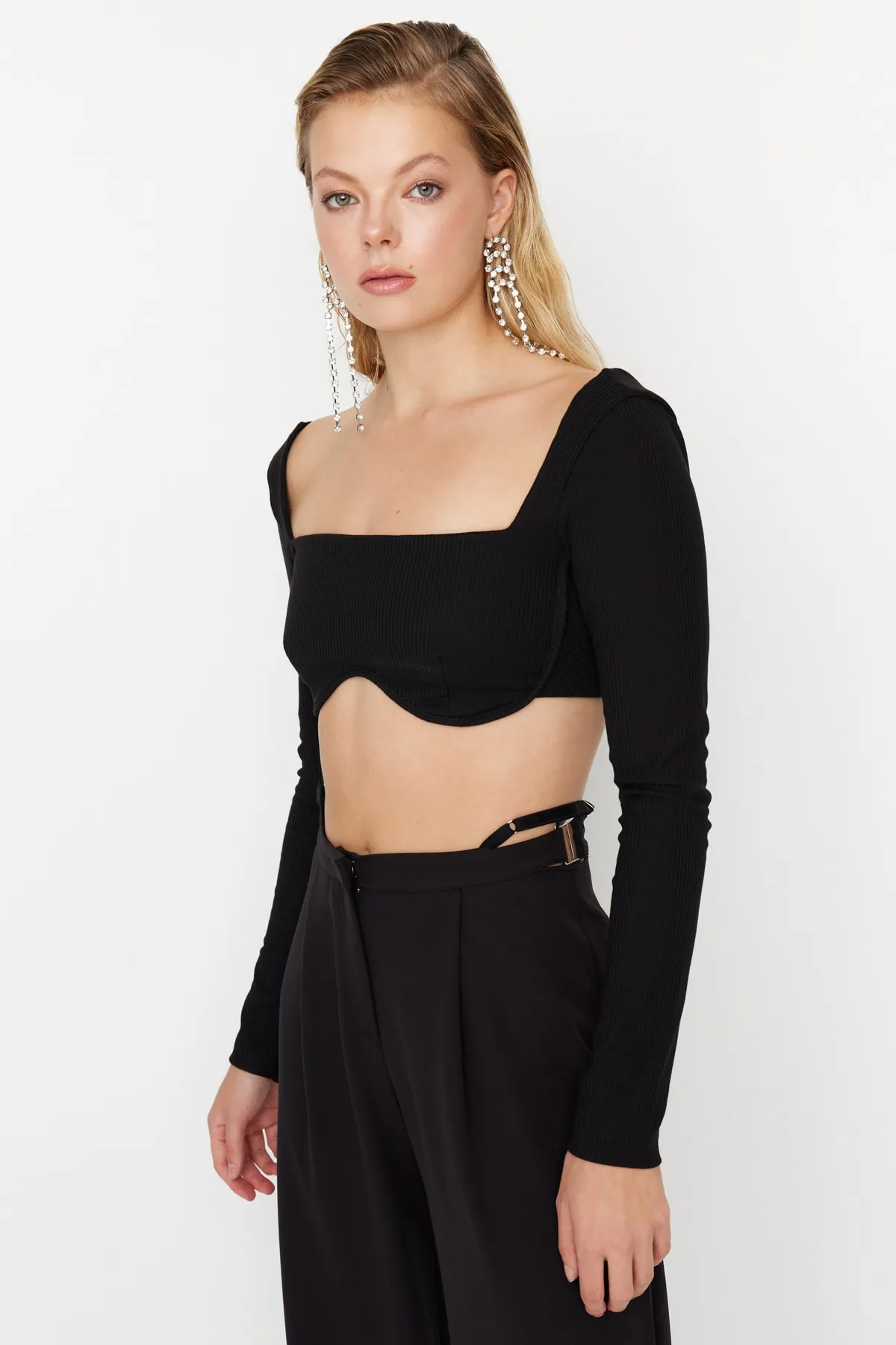 Trendyol Collection  Detailliertes gestricktes Bustier mit schwarzem Kragen TPRAW23BS00018