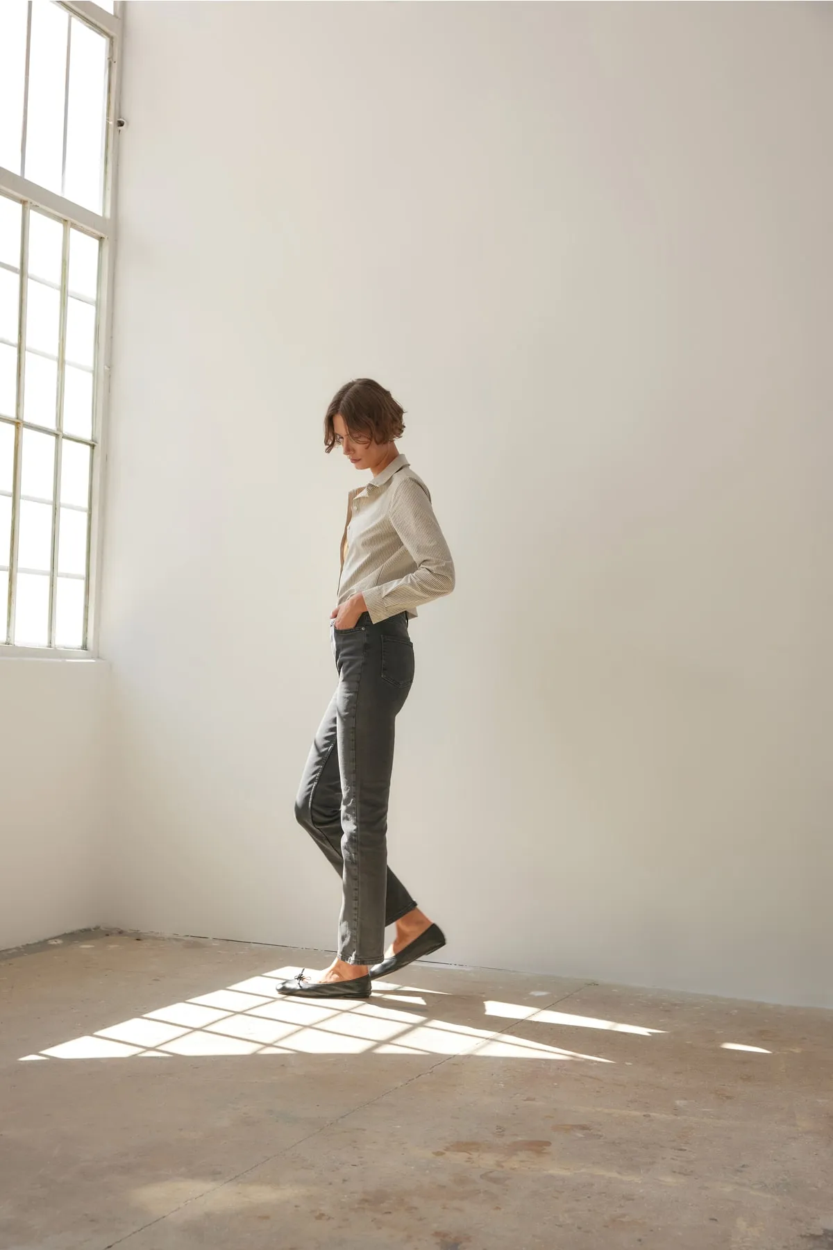 Trendyol Collection  Schwarze, nachhaltigere Bootcut-Jeans mit hoher Taille TWOAW23JE00353