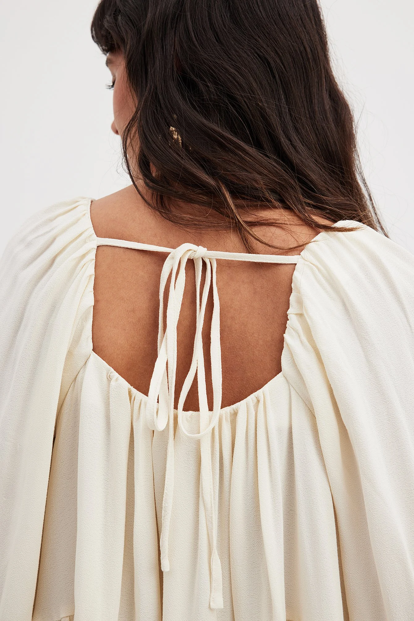 Voluminöses Minikleid mit quadratischem Ausschnitt