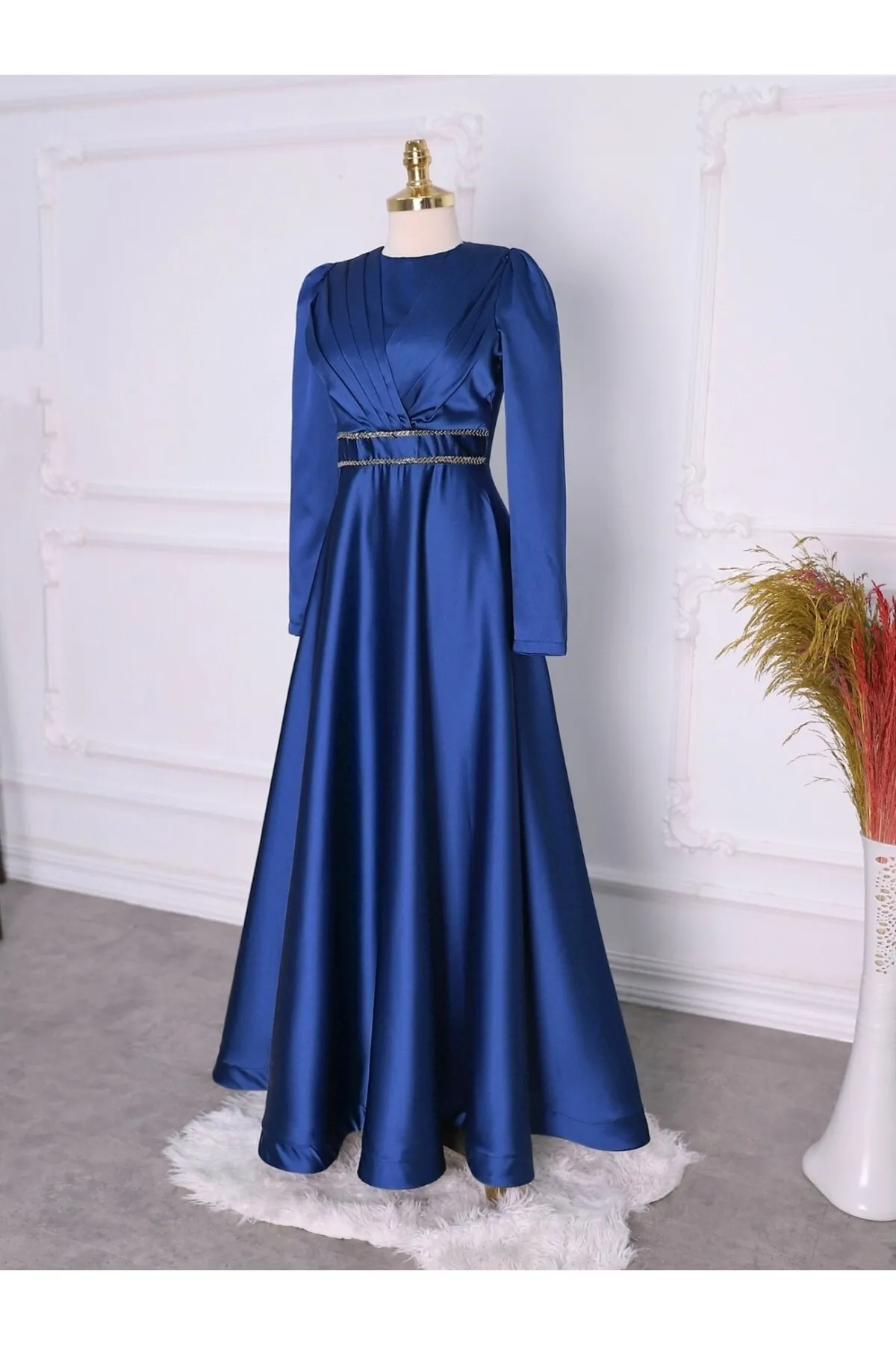 Modamorfo  Satin-Abendkleid mit perlenbesetzter Taille