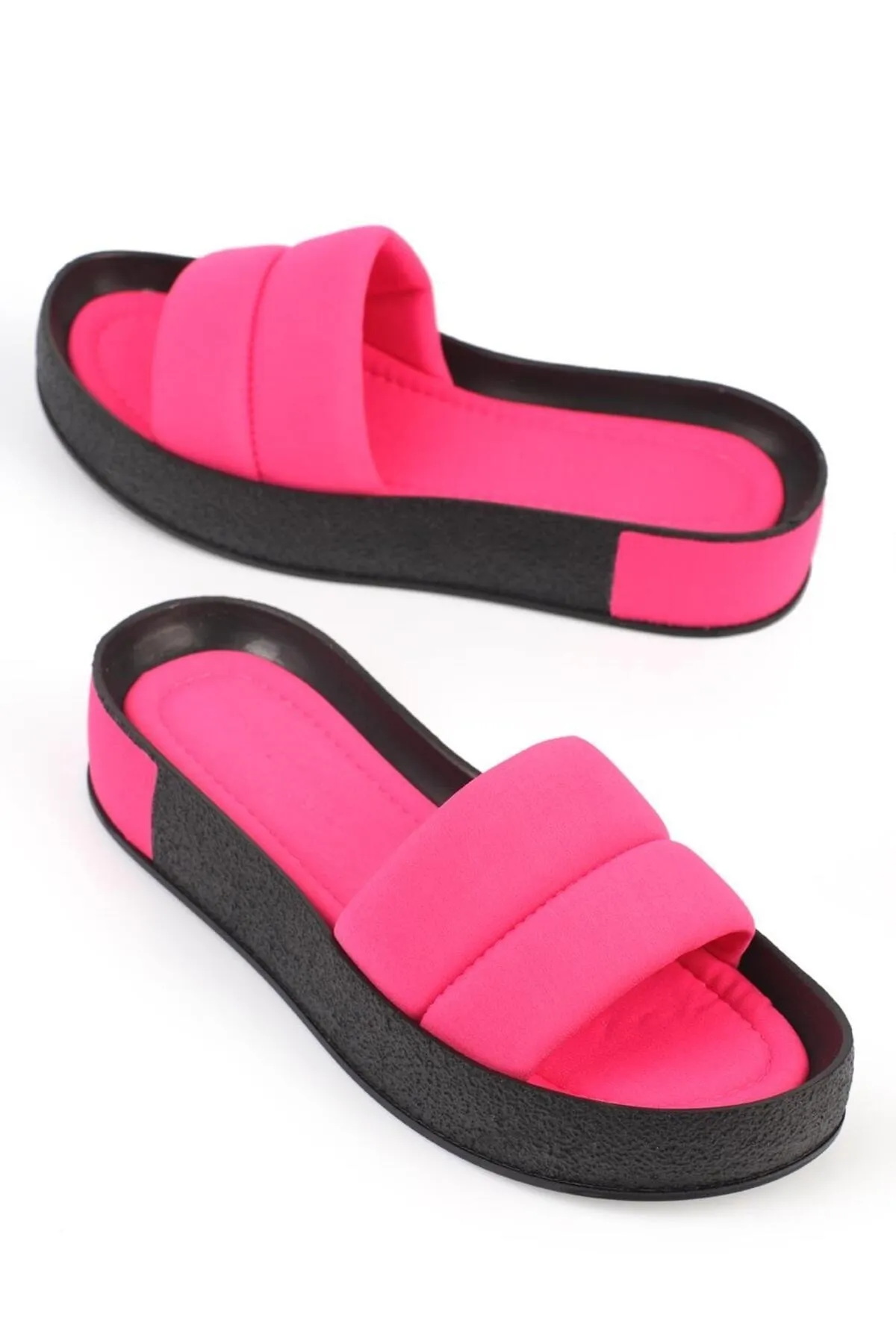 Capone Outfitters  Capone gesteppte, gebänderte, farbenfrohe, detaillierte Damenhausschuhe mit Keilabsatz aus mattem Satin und Fuchsia