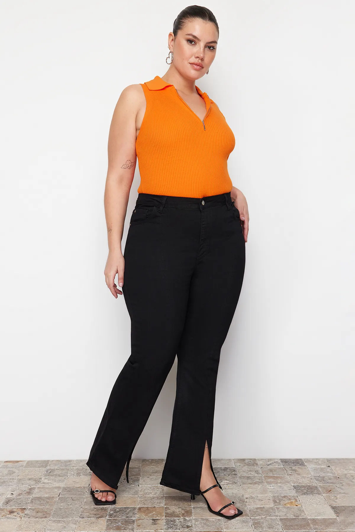 Trendyol Curve  Schwarze Denim-Jeans mit Schlitz und Details TBBAW23CJ00038