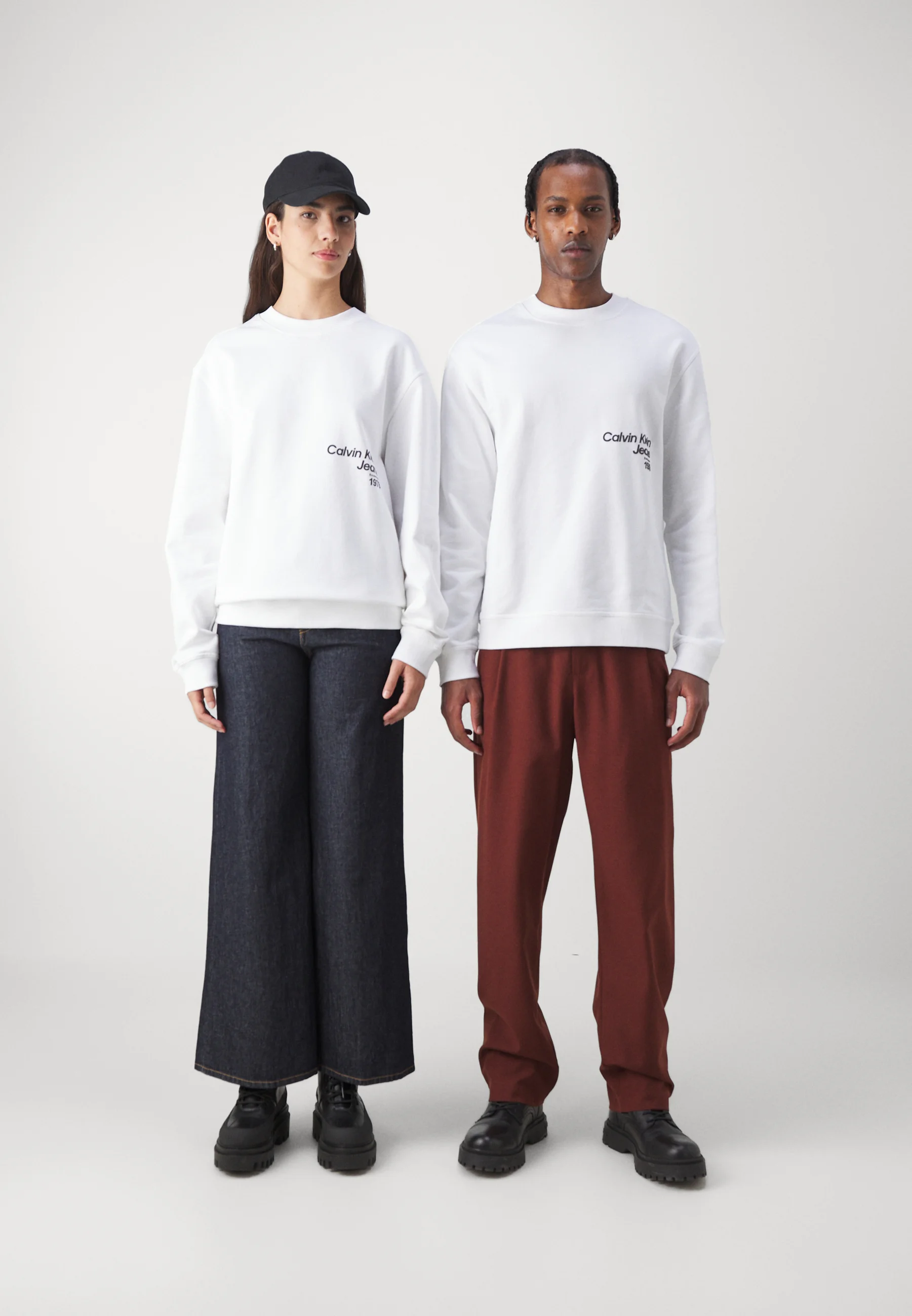 Sudadera unisex de cuello redondo con logotipo difuso de Calvin Klein Jeans