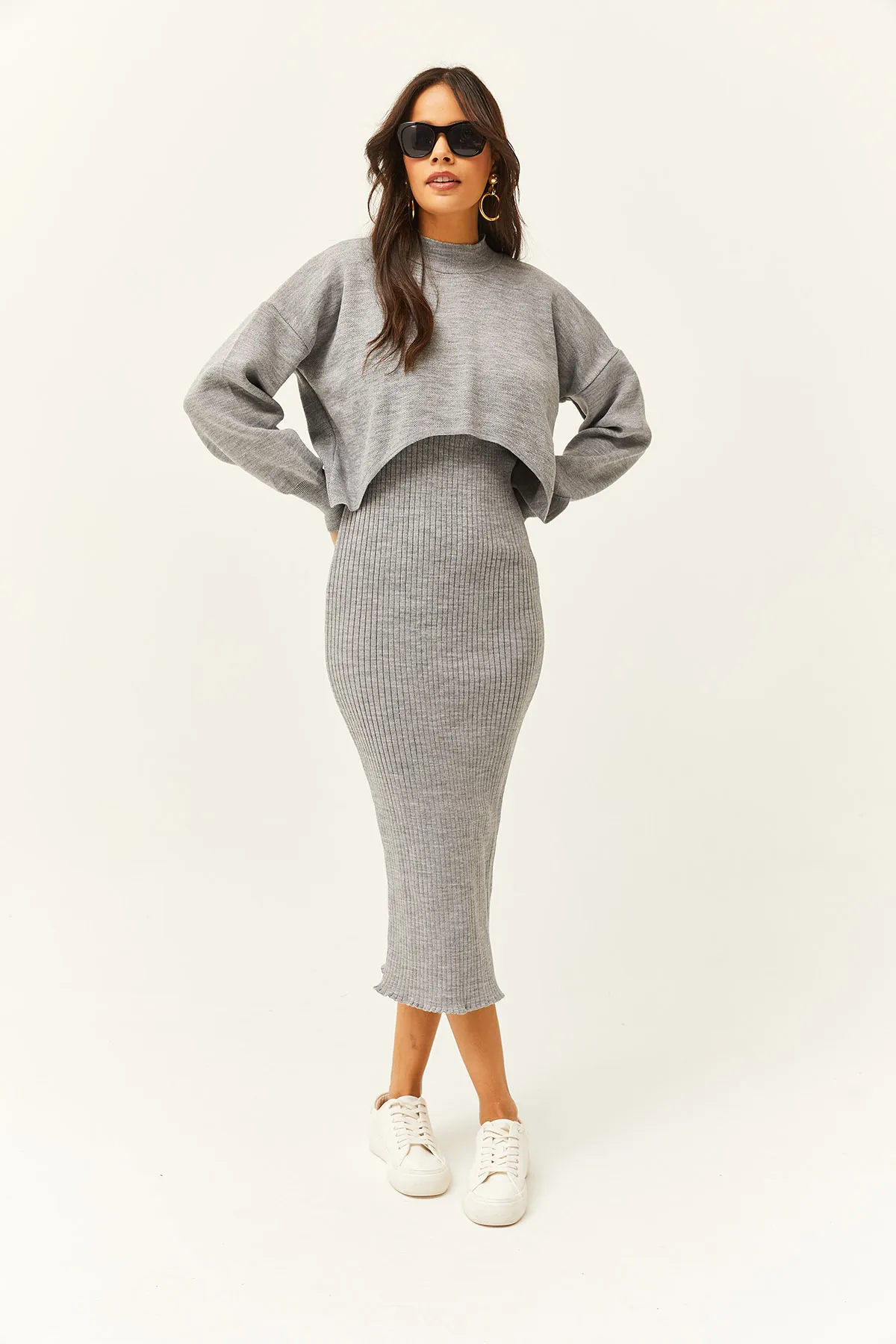 Olalook  Damen-Strickanzug mit grauem Oberteil, bauchfreiem Pullover, Trägerkleid unten, TKM-19000176