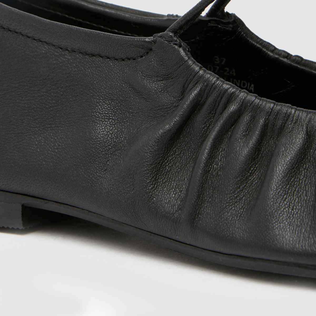 Schuh Lindy – Svarta ballerinaskor i läder med rynka detaljer